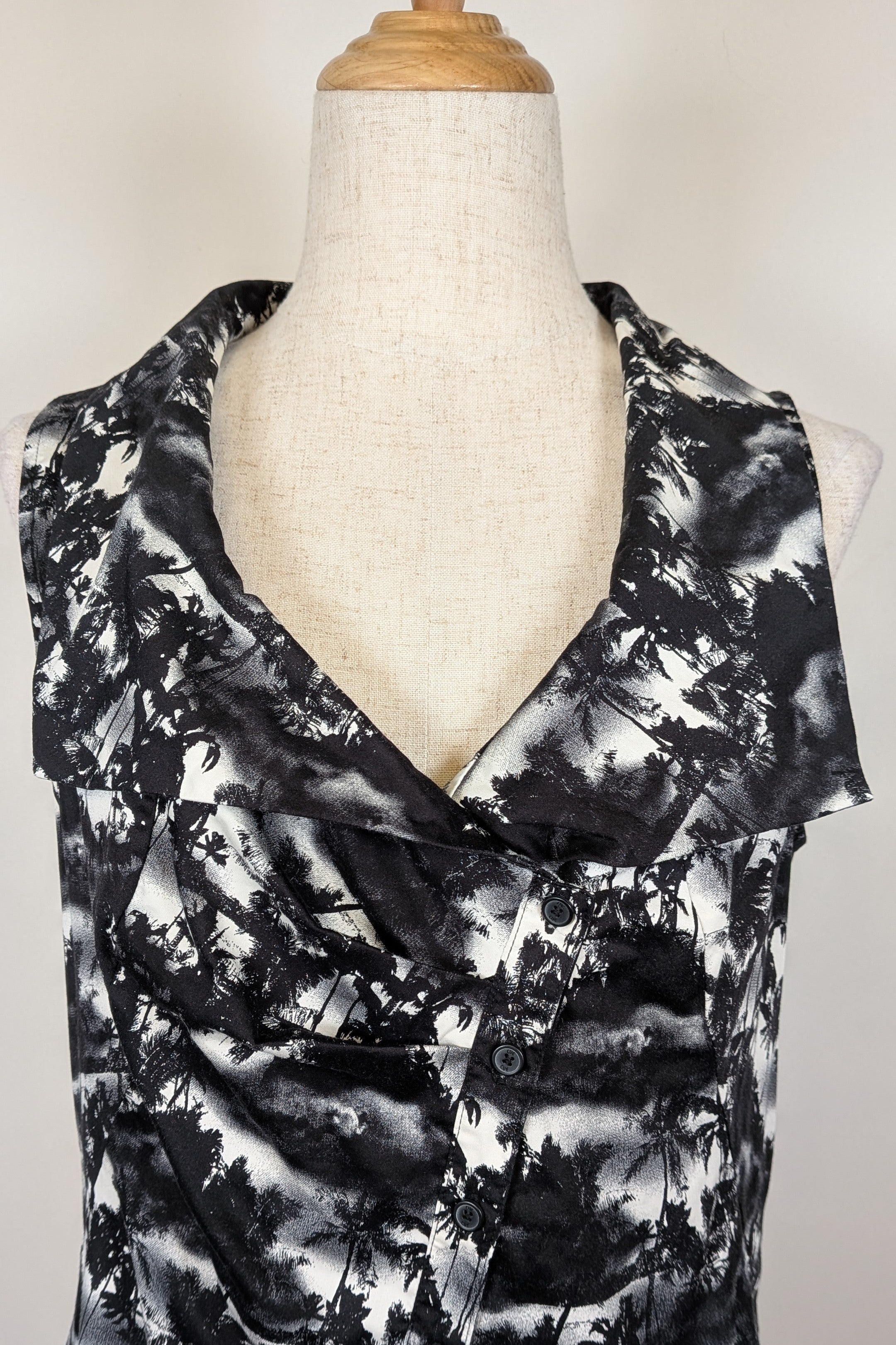 Cue Monochrome Tropical Print Sleeveless Shirt Size 12