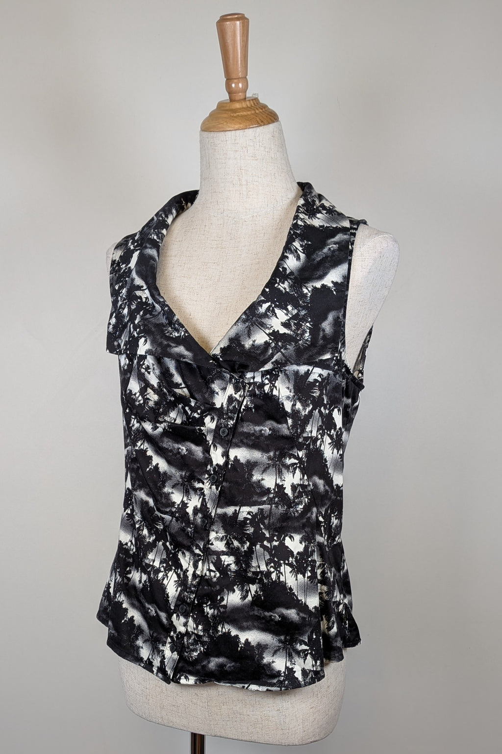 Cue Monochrome Tropical Print Sleeveless Shirt Size 12