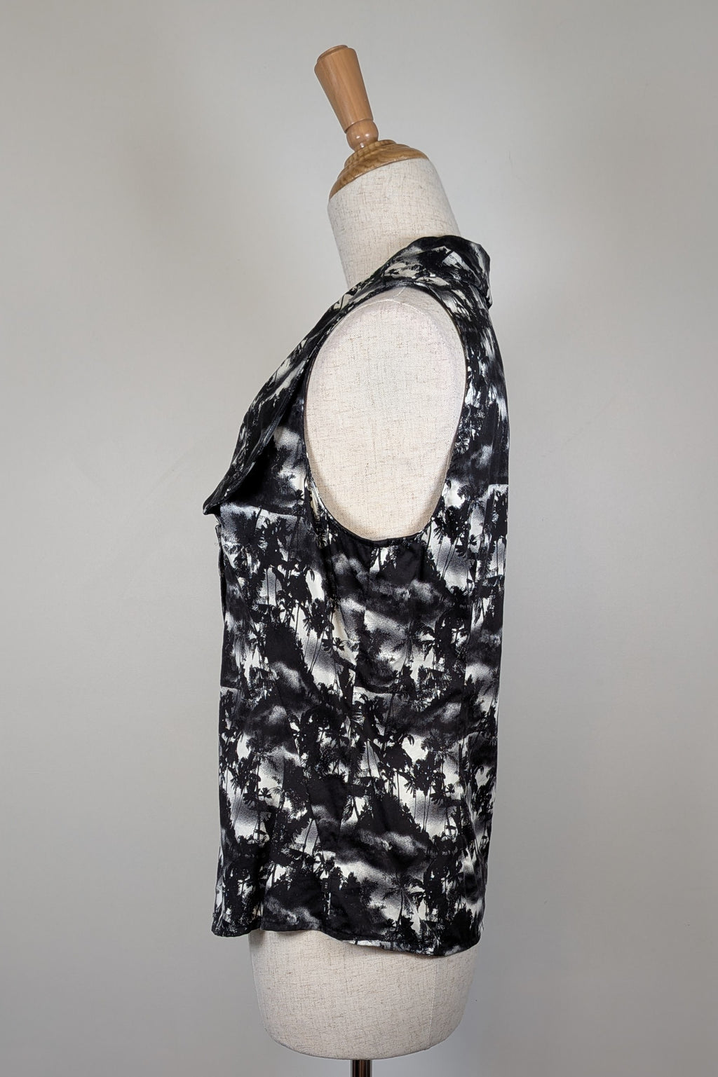 Cue Monochrome Tropical Print Sleeveless Shirt Size 12