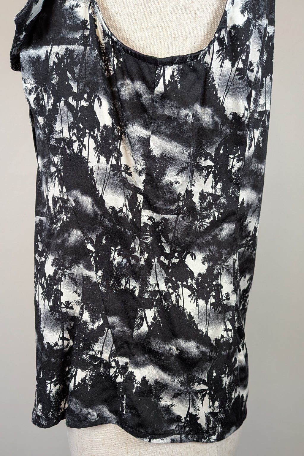 Cue Monochrome Tropical Print Sleeveless Shirt Size 12