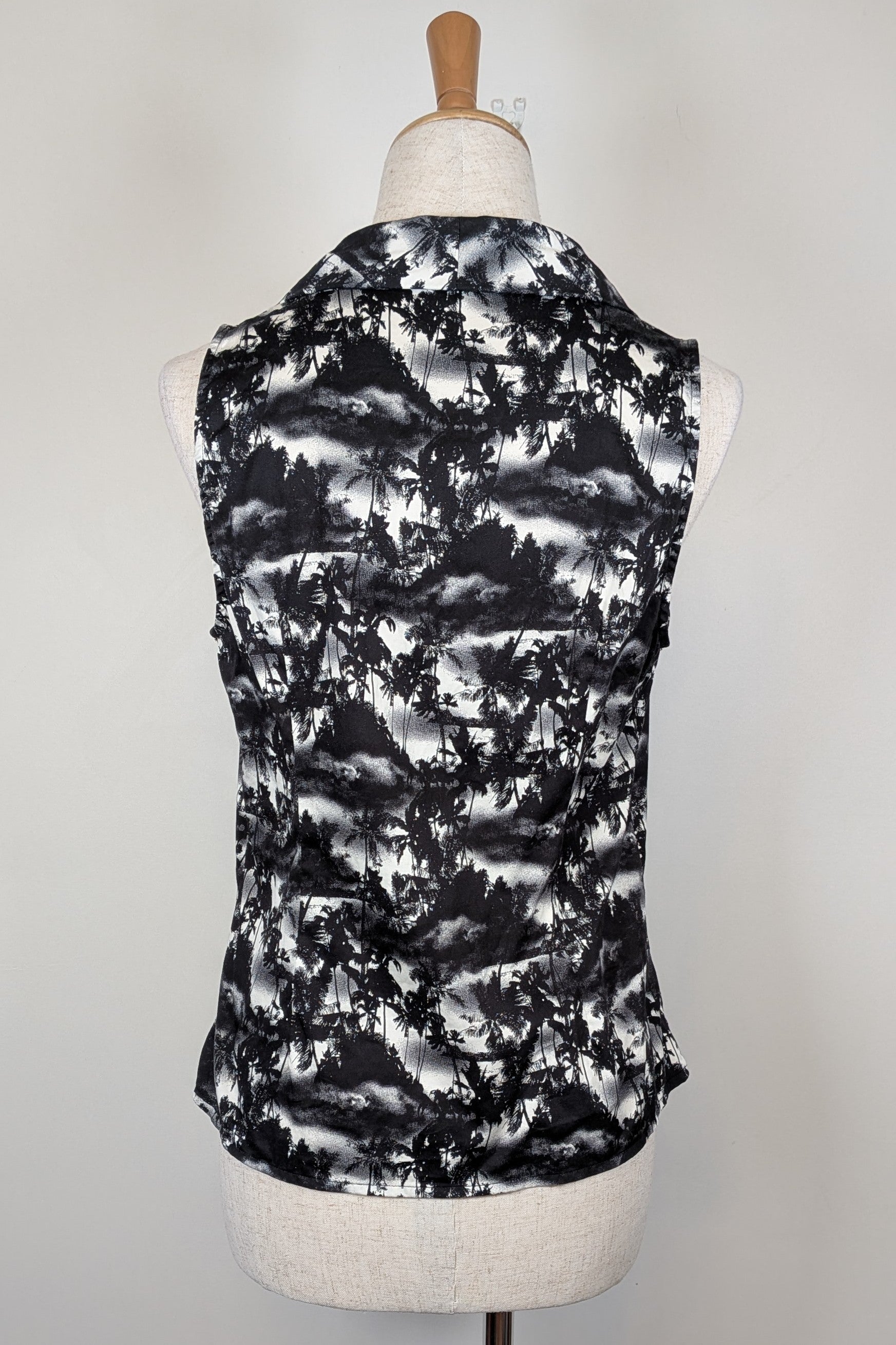 Cue Monochrome Tropical Print Sleeveless Shirt Size 12