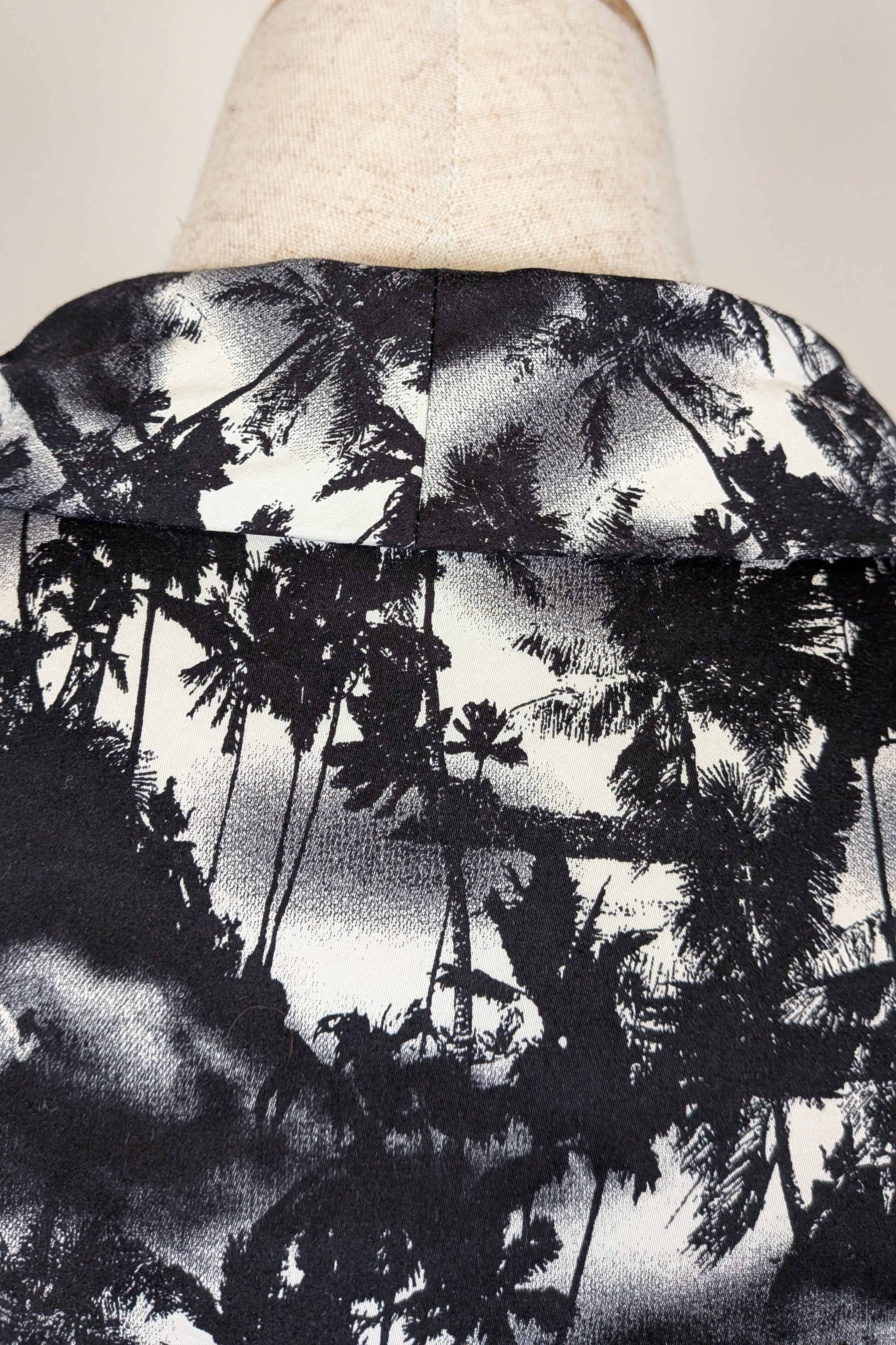 Cue Monochrome Tropical Print Sleeveless Shirt Size 12