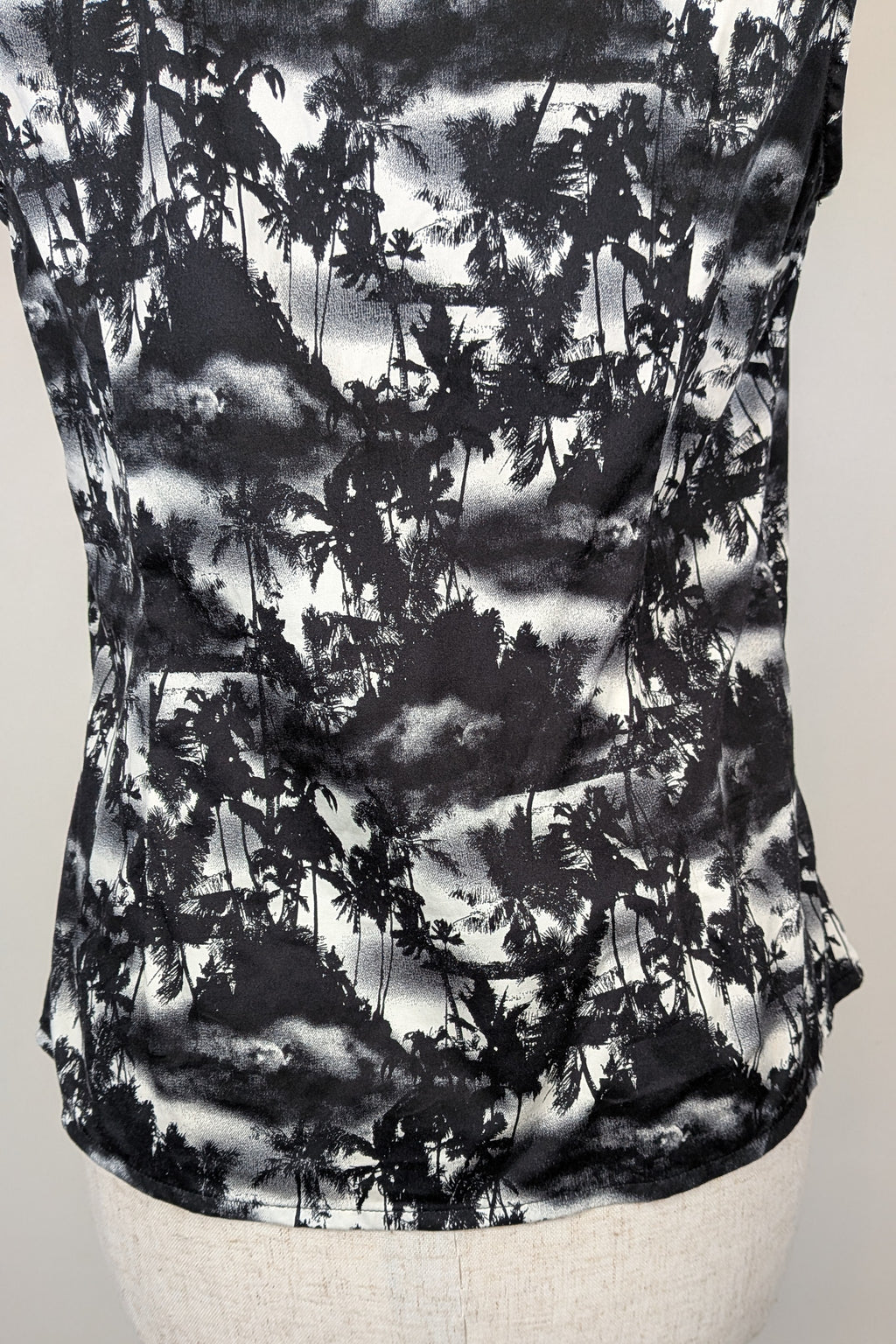 Cue Monochrome Tropical Print Sleeveless Shirt Size 12