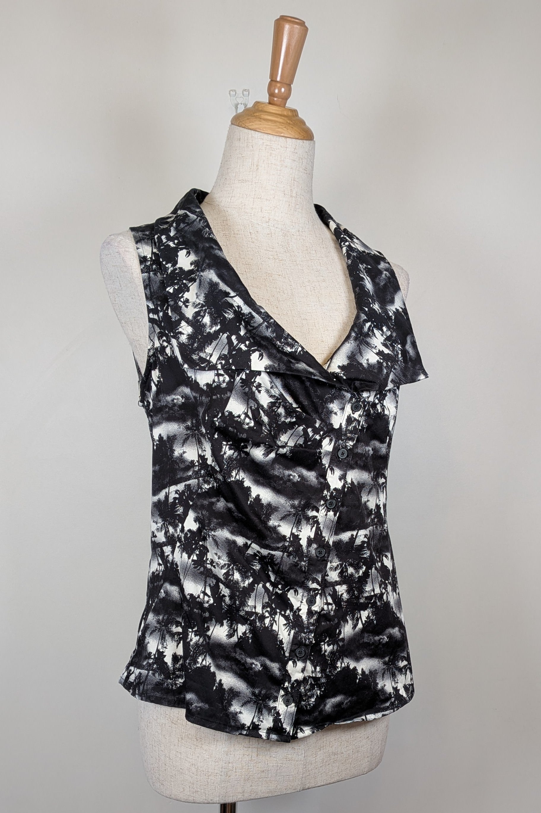 Cue Monochrome Tropical Print Sleeveless Shirt Size 12