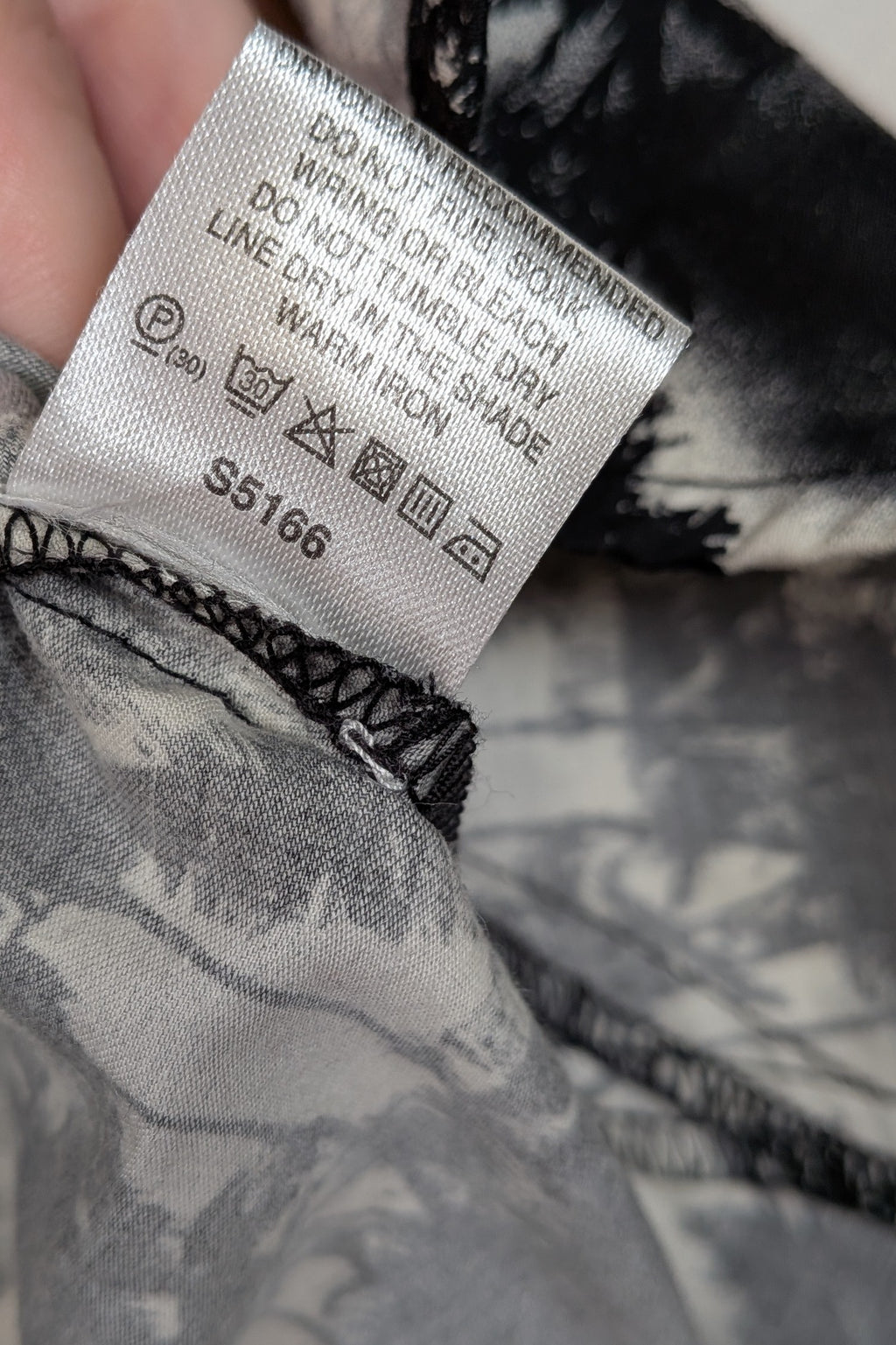 Cue Monochrome Tropical Print Sleeveless Shirt Size 12