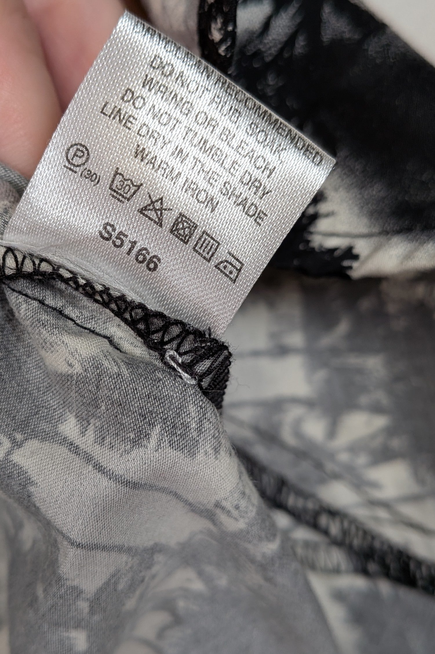 Cue Monochrome Tropical Print Sleeveless Shirt Size 12