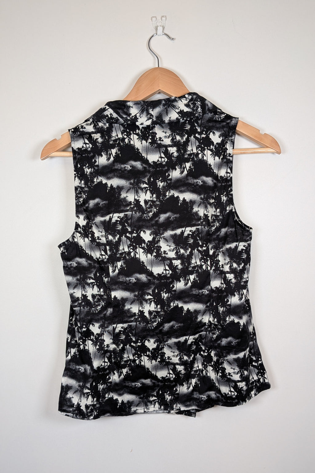 Cue Monochrome Tropical Print Sleeveless Shirt Size 12