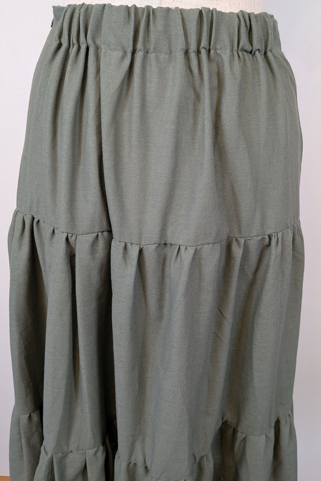 Liz Jordan Designer Collection Tiered Linen Skirt in Dusty Olive Size 18 BNWT RRP $129.99