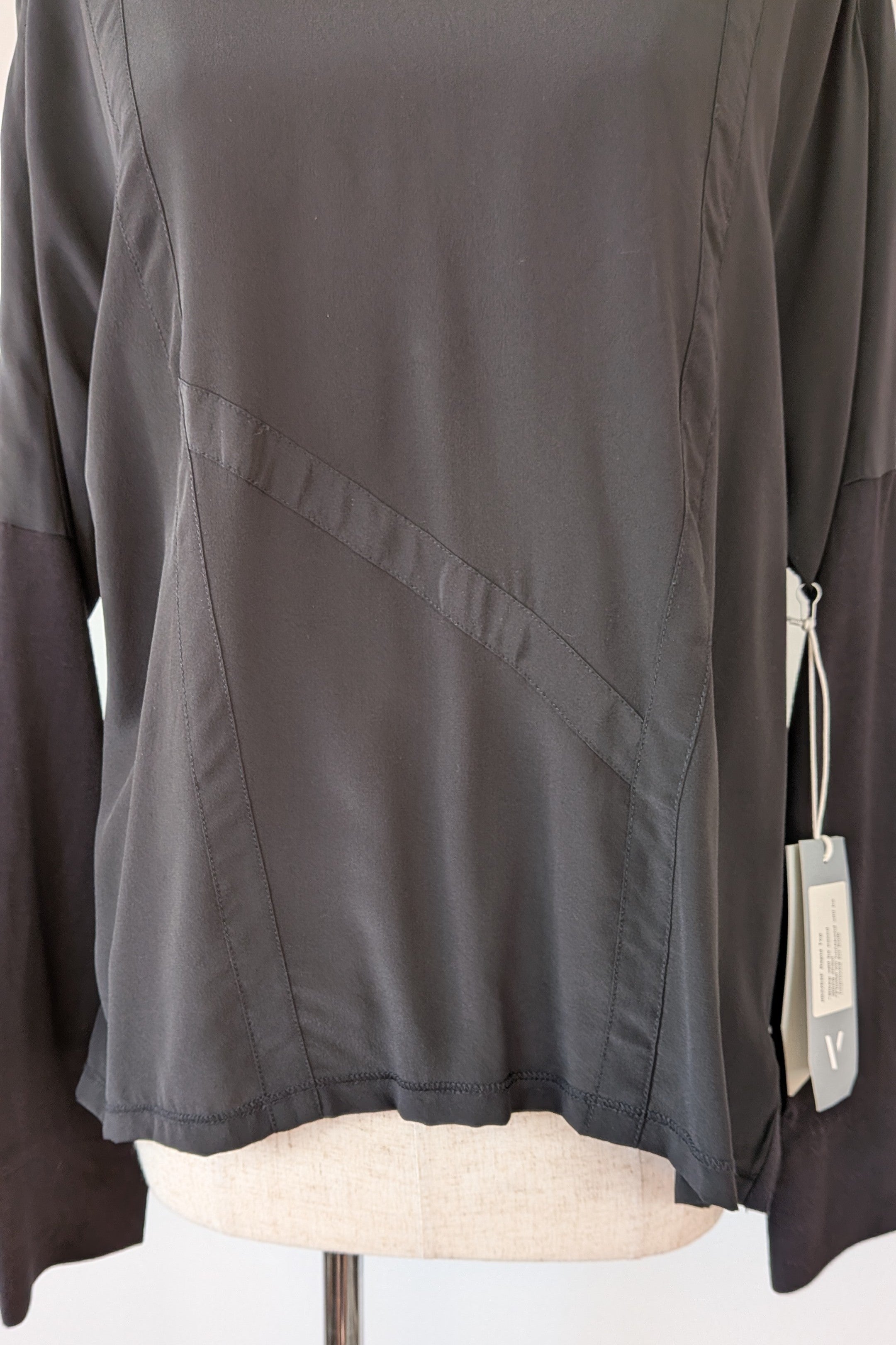 Verge Rapid Top in Black Size S BNWT RRP $200