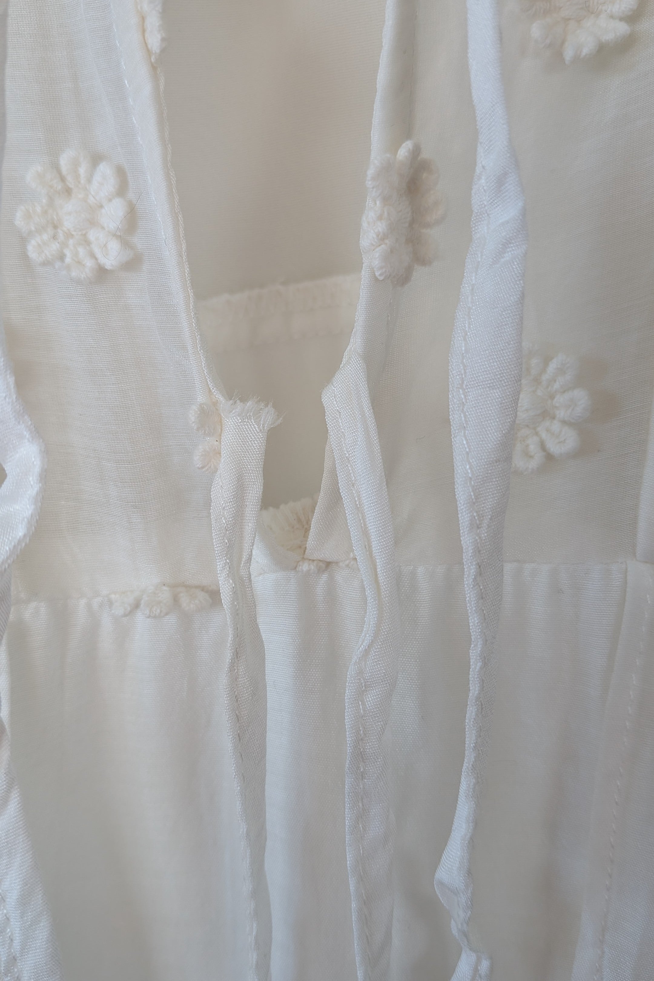 Lost Ink White Cold Shoulder Ruffle Dress with Daisy Mesh Embroidery Size 10