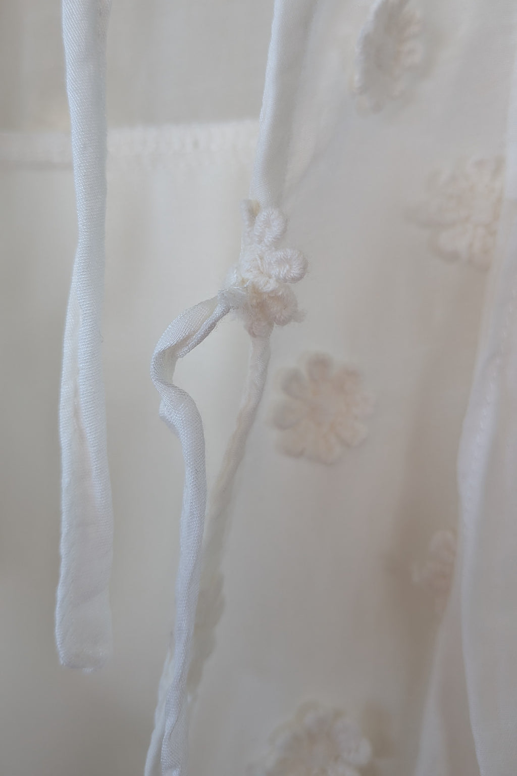 Lost Ink White Cold Shoulder Ruffle Dress with Daisy Mesh Embroidery Size 10