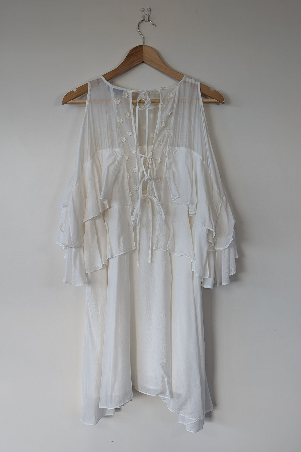 Lost Ink White Cold Shoulder Ruffle Dress with Daisy Mesh Embroidery Size 10