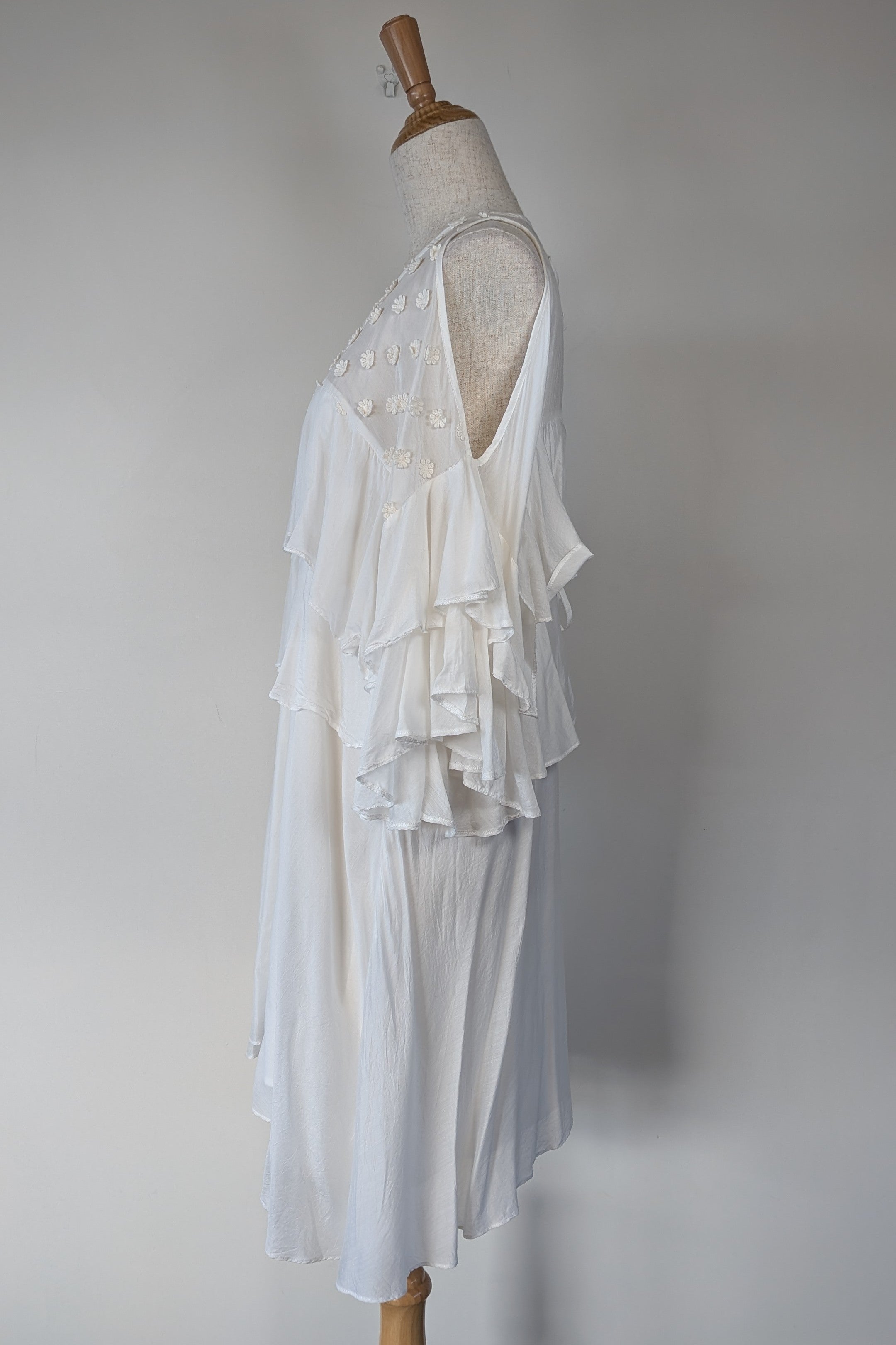 Lost Ink White Cold Shoulder Ruffle Dress with Daisy Mesh Embroidery Size 10