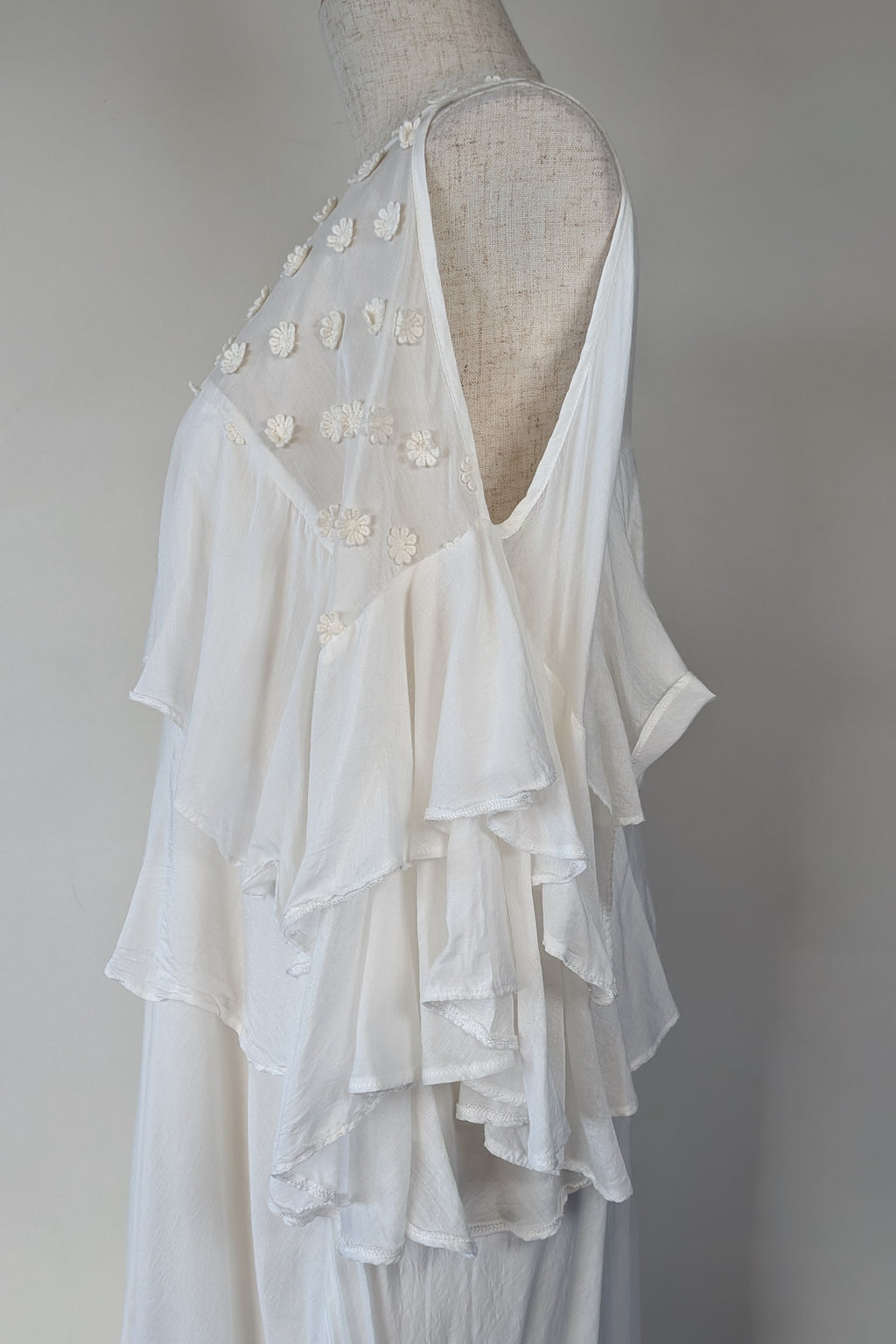 Lost Ink White Cold Shoulder Ruffle Dress with Daisy Mesh Embroidery Size 10