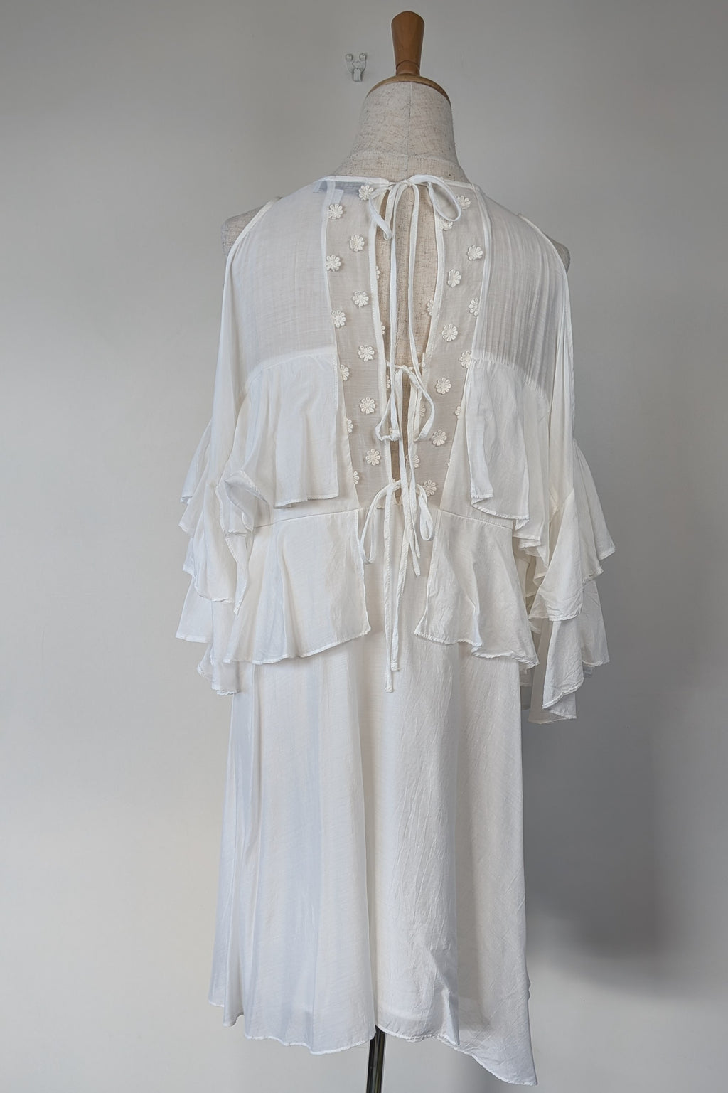Lost Ink White Cold Shoulder Ruffle Dress with Daisy Mesh Embroidery Size 10