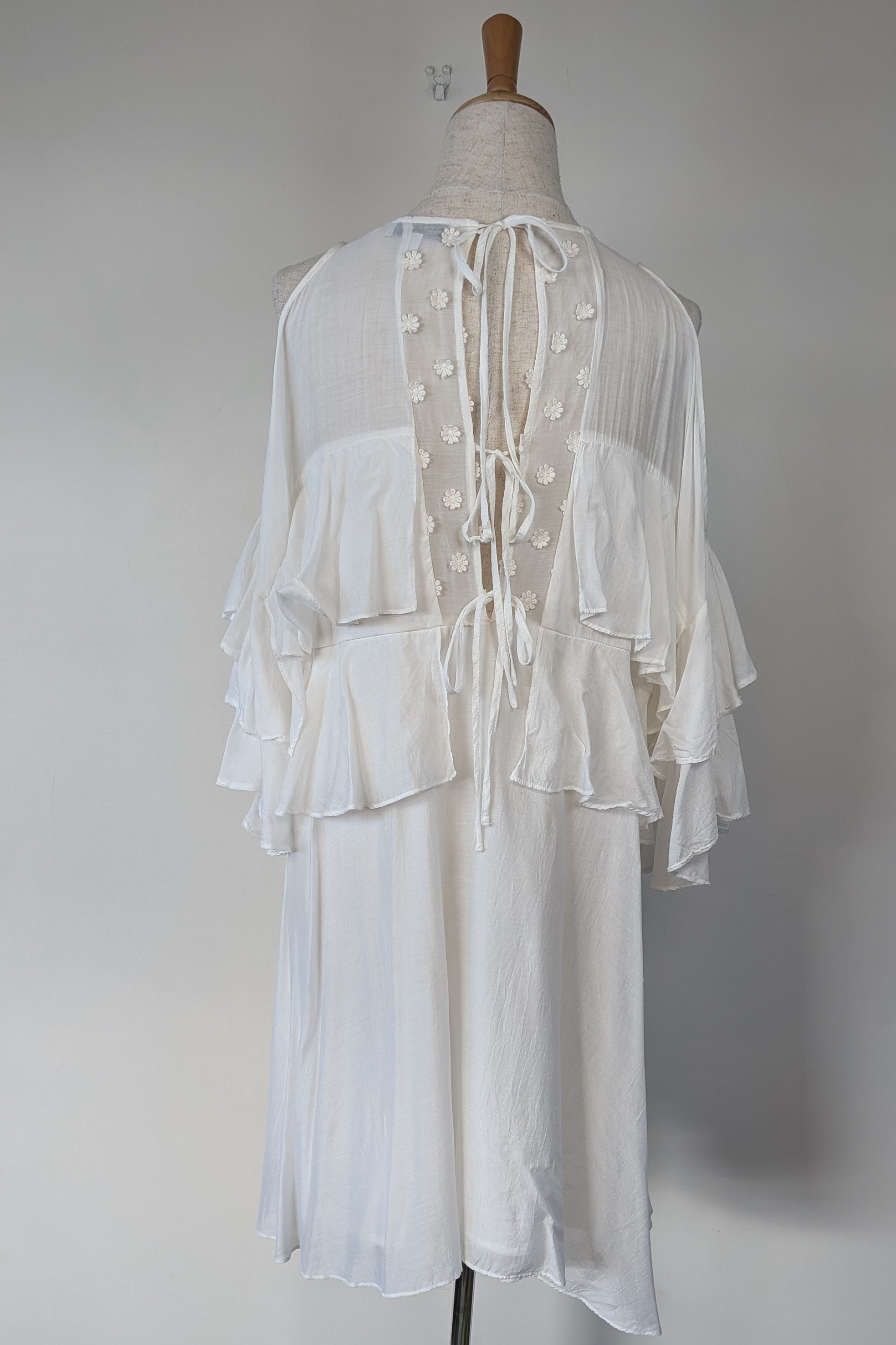 Lost Ink White Cold Shoulder Ruffle Dress with Daisy Mesh Embroidery Size 10