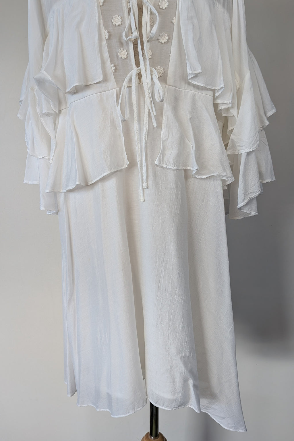 Lost Ink White Cold Shoulder Ruffle Dress with Daisy Mesh Embroidery Size 10