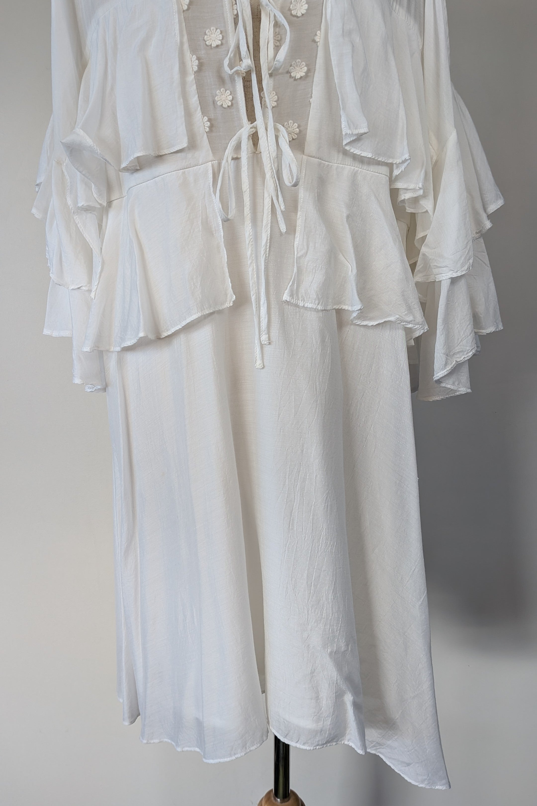 Lost Ink White Cold Shoulder Ruffle Dress with Daisy Mesh Embroidery Size 10