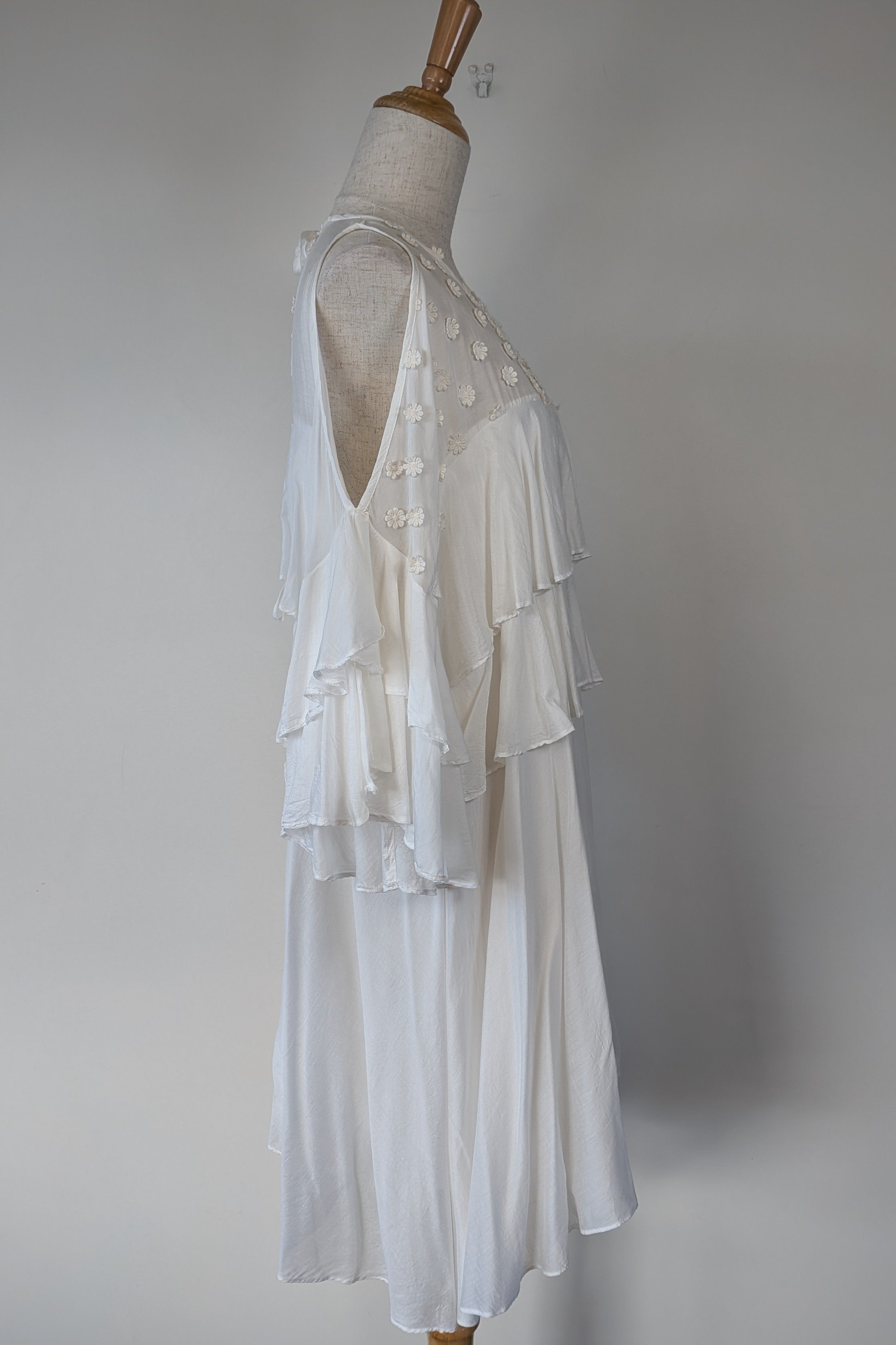 Lost Ink White Cold Shoulder Ruffle Dress with Daisy Mesh Embroidery Size 10