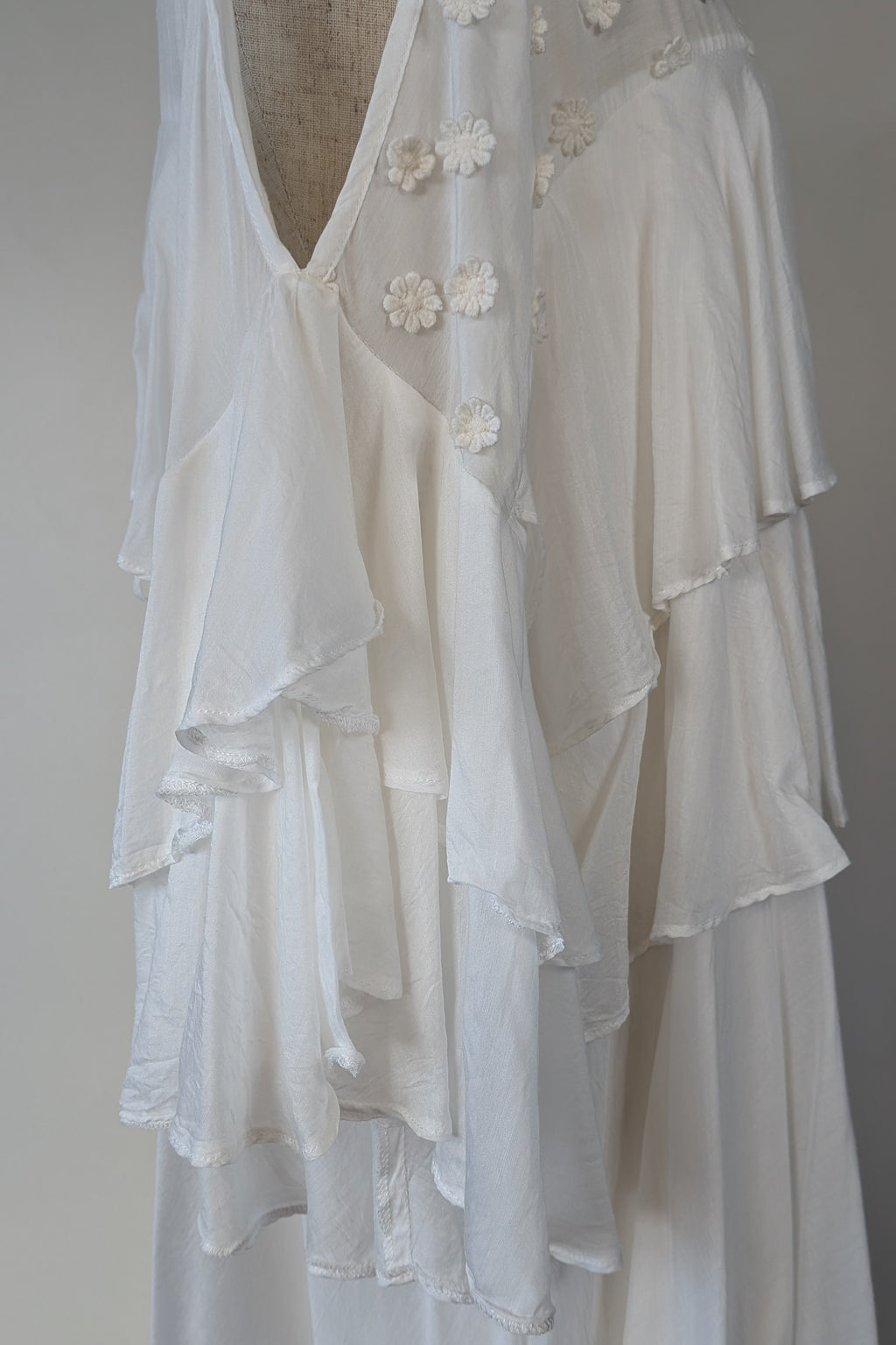 Lost Ink White Cold Shoulder Ruffle Dress with Daisy Mesh Embroidery Size 10