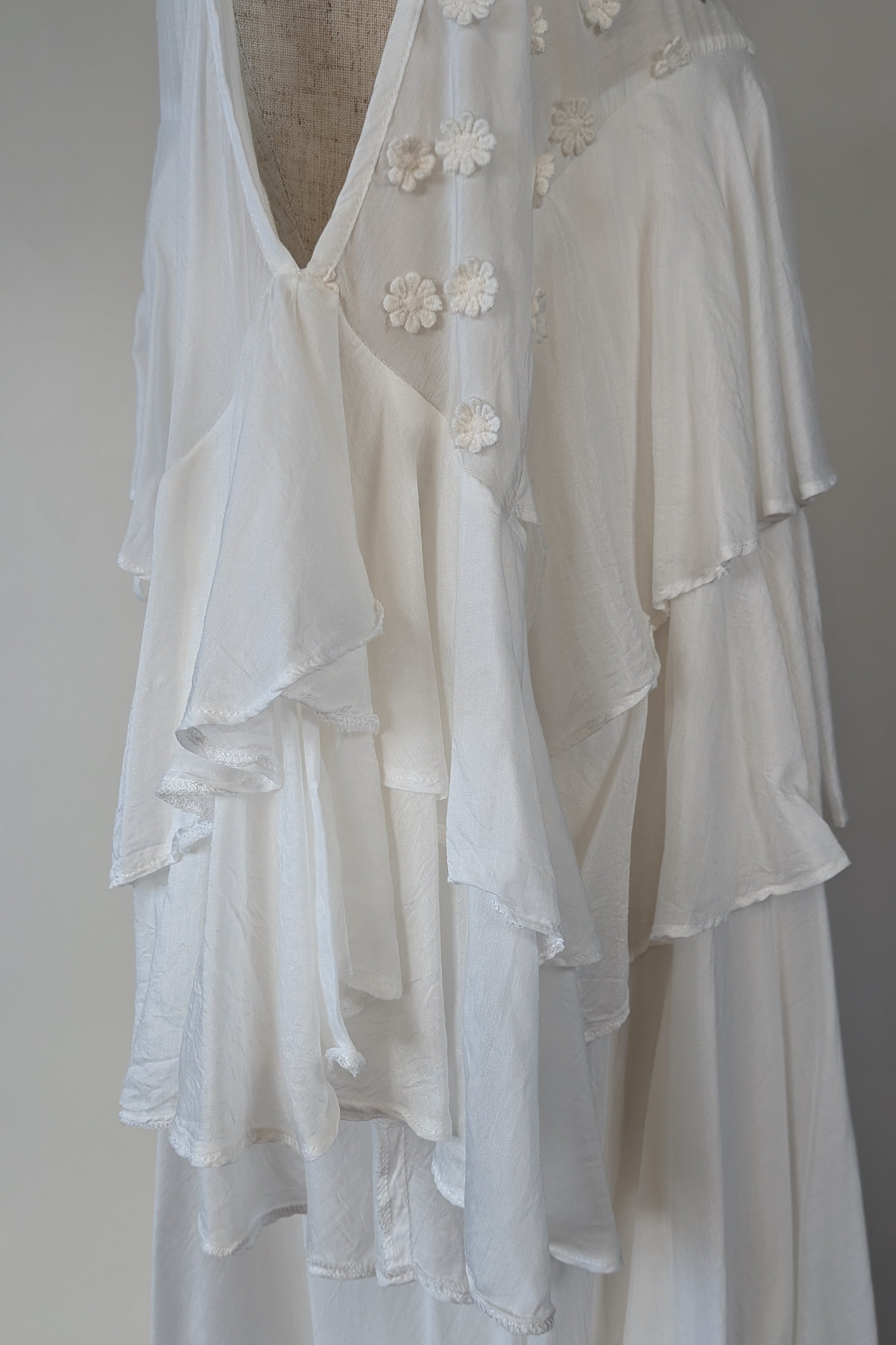 Lost Ink White Cold Shoulder Ruffle Dress with Daisy Mesh Embroidery Size 10