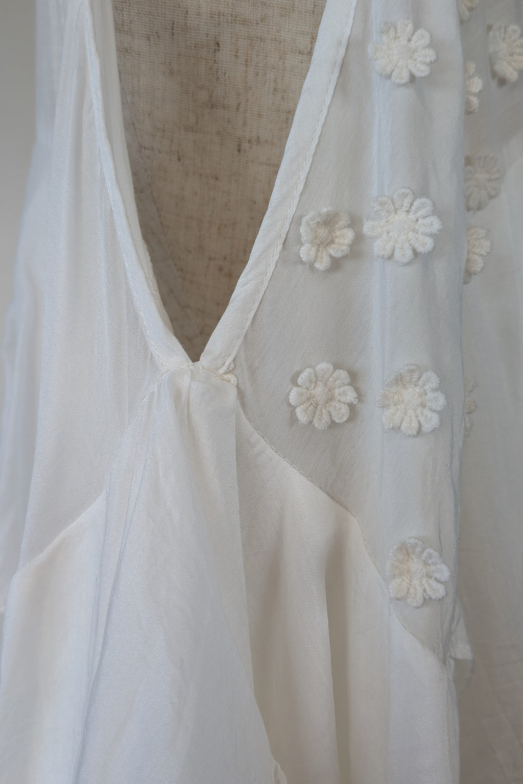 Lost Ink White Cold Shoulder Ruffle Dress with Daisy Mesh Embroidery Size 10