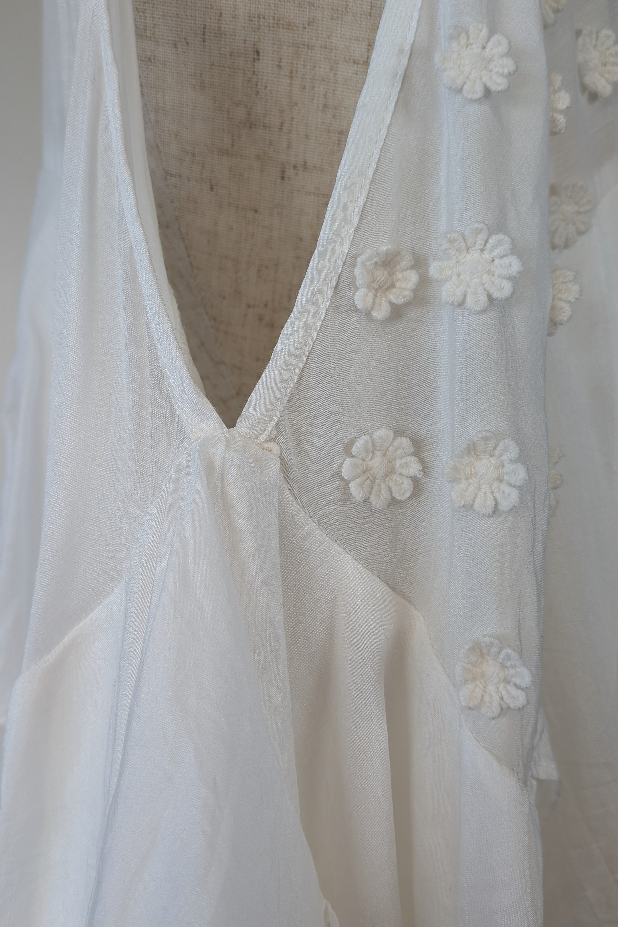Lost Ink White Cold Shoulder Ruffle Dress with Daisy Mesh Embroidery Size 10