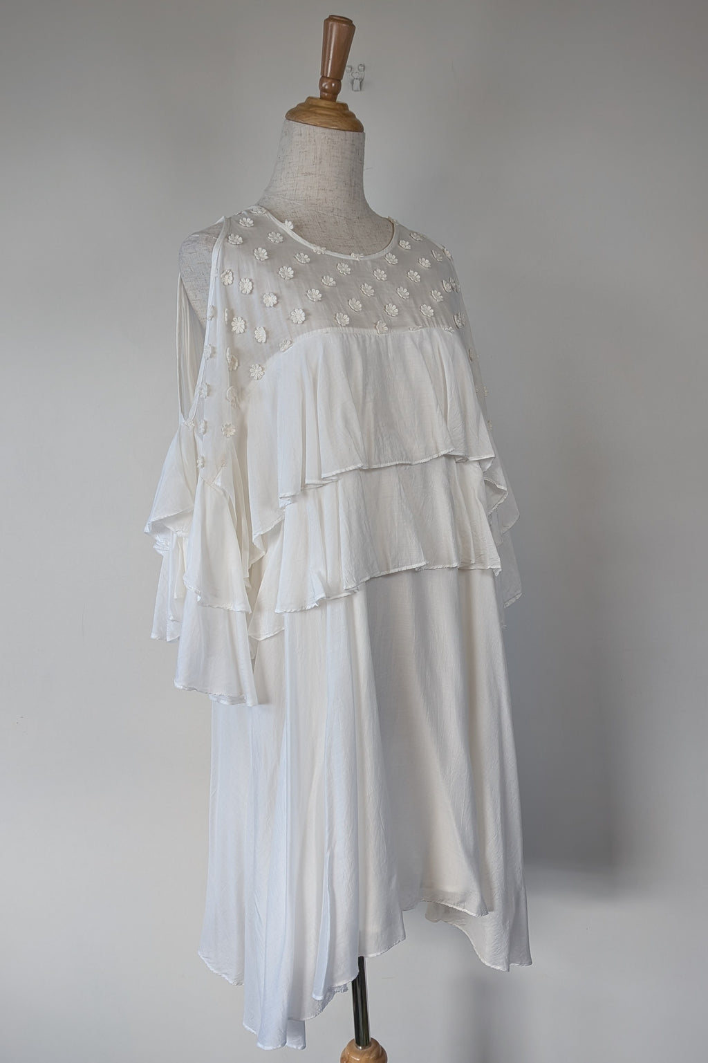 Lost Ink White Cold Shoulder Ruffle Dress with Daisy Mesh Embroidery Size 10