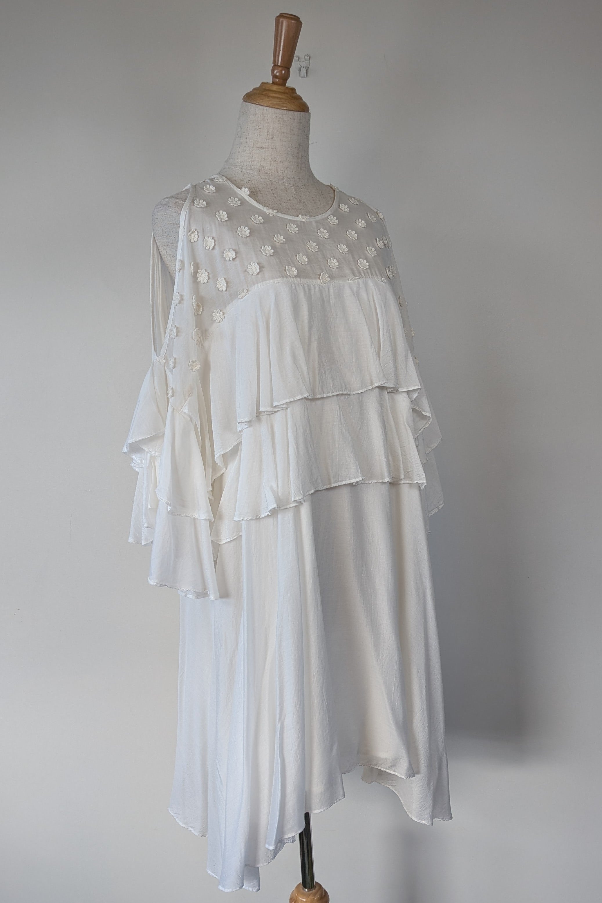Lost Ink White Cold Shoulder Ruffle Dress with Daisy Mesh Embroidery Size 10