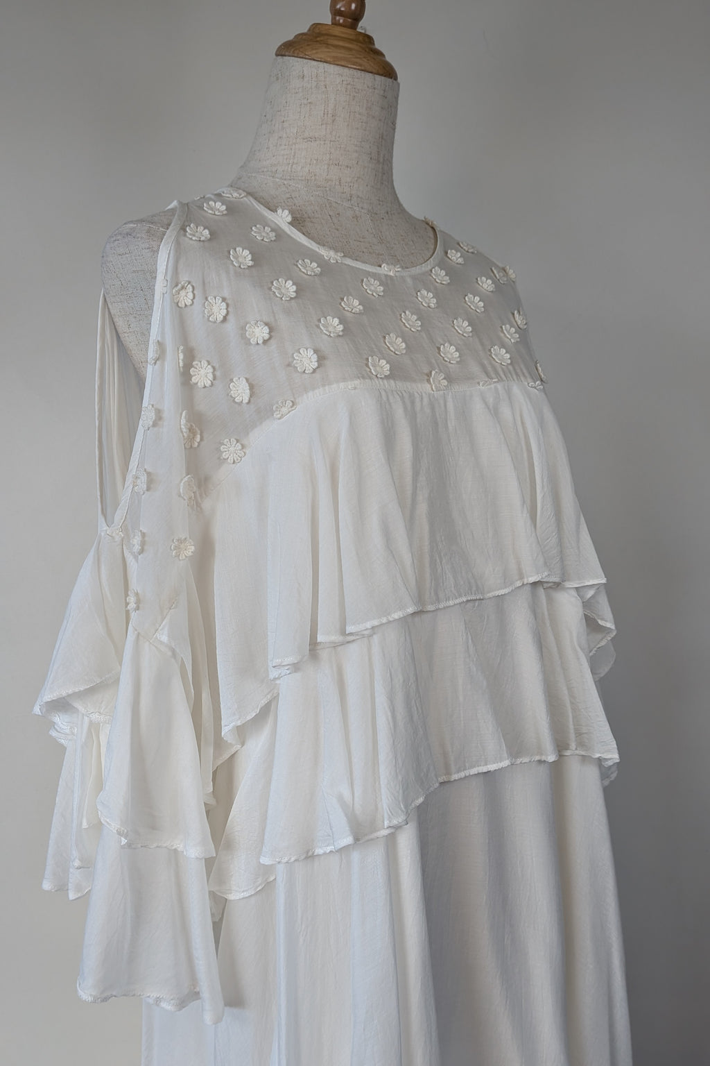 Lost Ink White Cold Shoulder Ruffle Dress with Daisy Mesh Embroidery Size 10