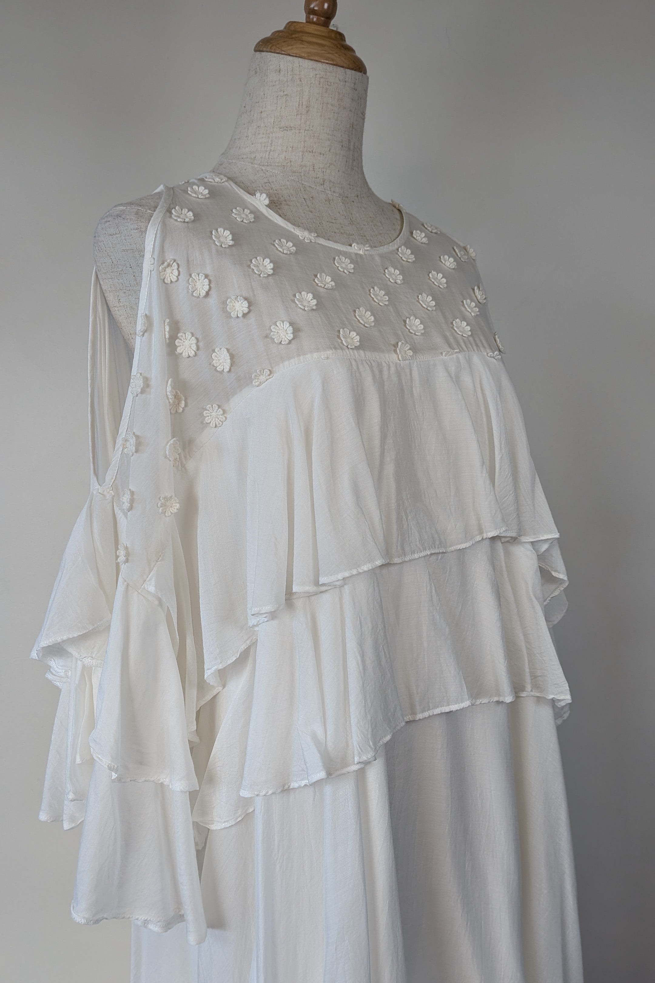 Lost Ink White Cold Shoulder Ruffle Dress with Daisy Mesh Embroidery Size 10