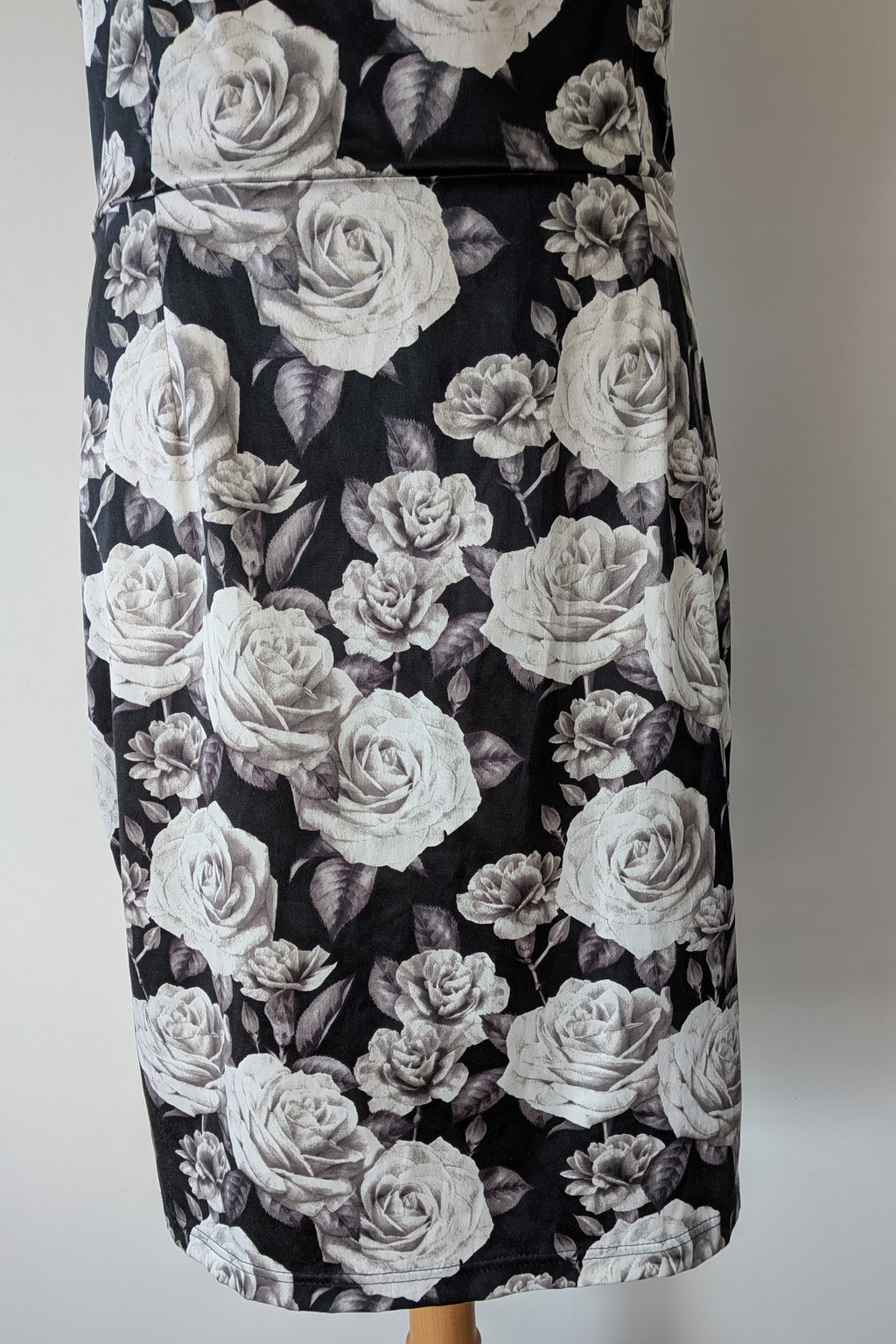 Lady Vintage London 1950s Monochrome Rose Pencil Wiggle Dress Size 18