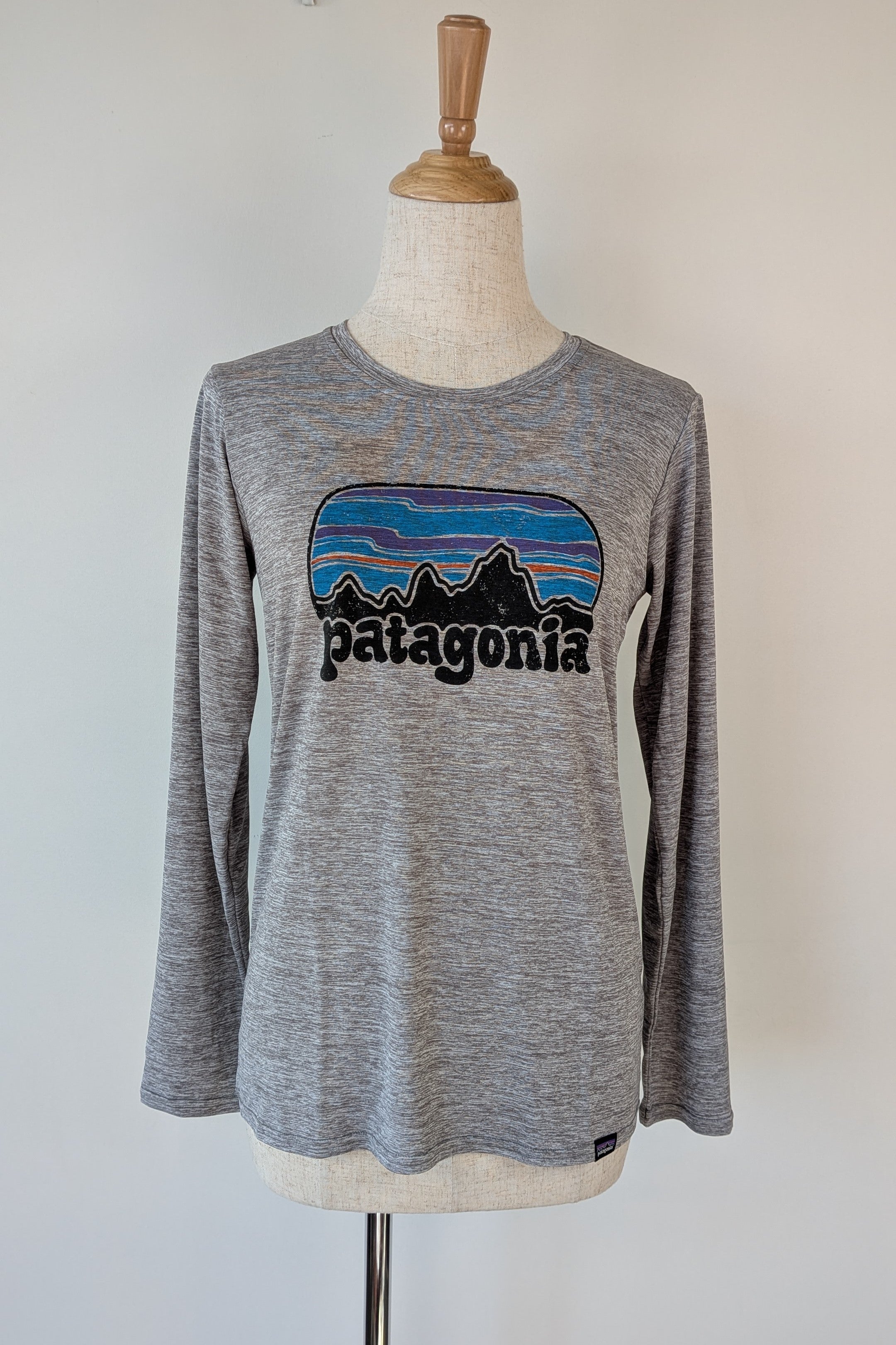 Patagonia Long Sleeved Capilene Cool Daily Graphic Shirt in Feather Grey Shirt Size XS Brand New With Tags RRP $79.95