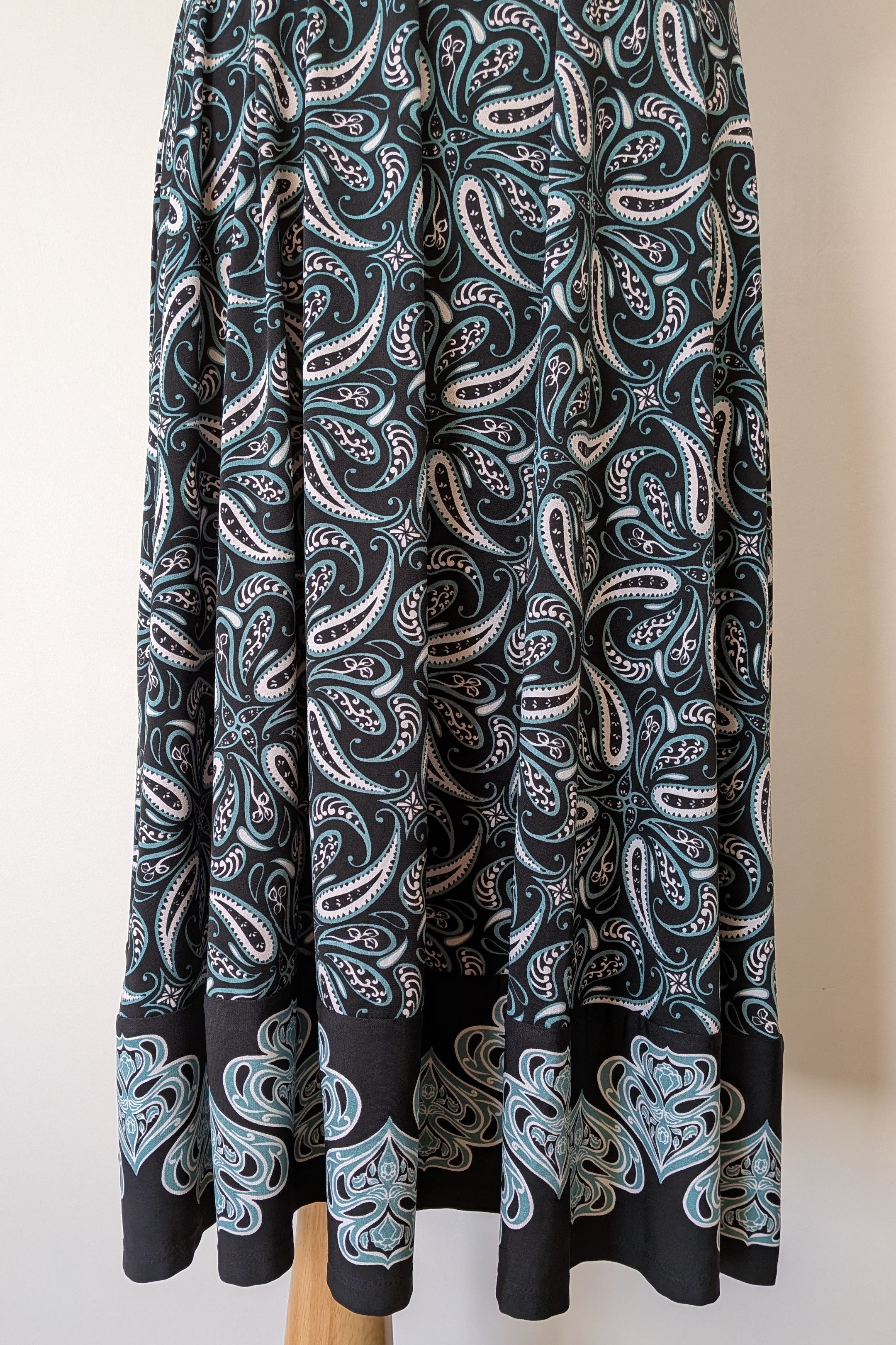 Jacqui E Megan Border Green Paisley Dress Size L Brand New With Tags RRP $159.95