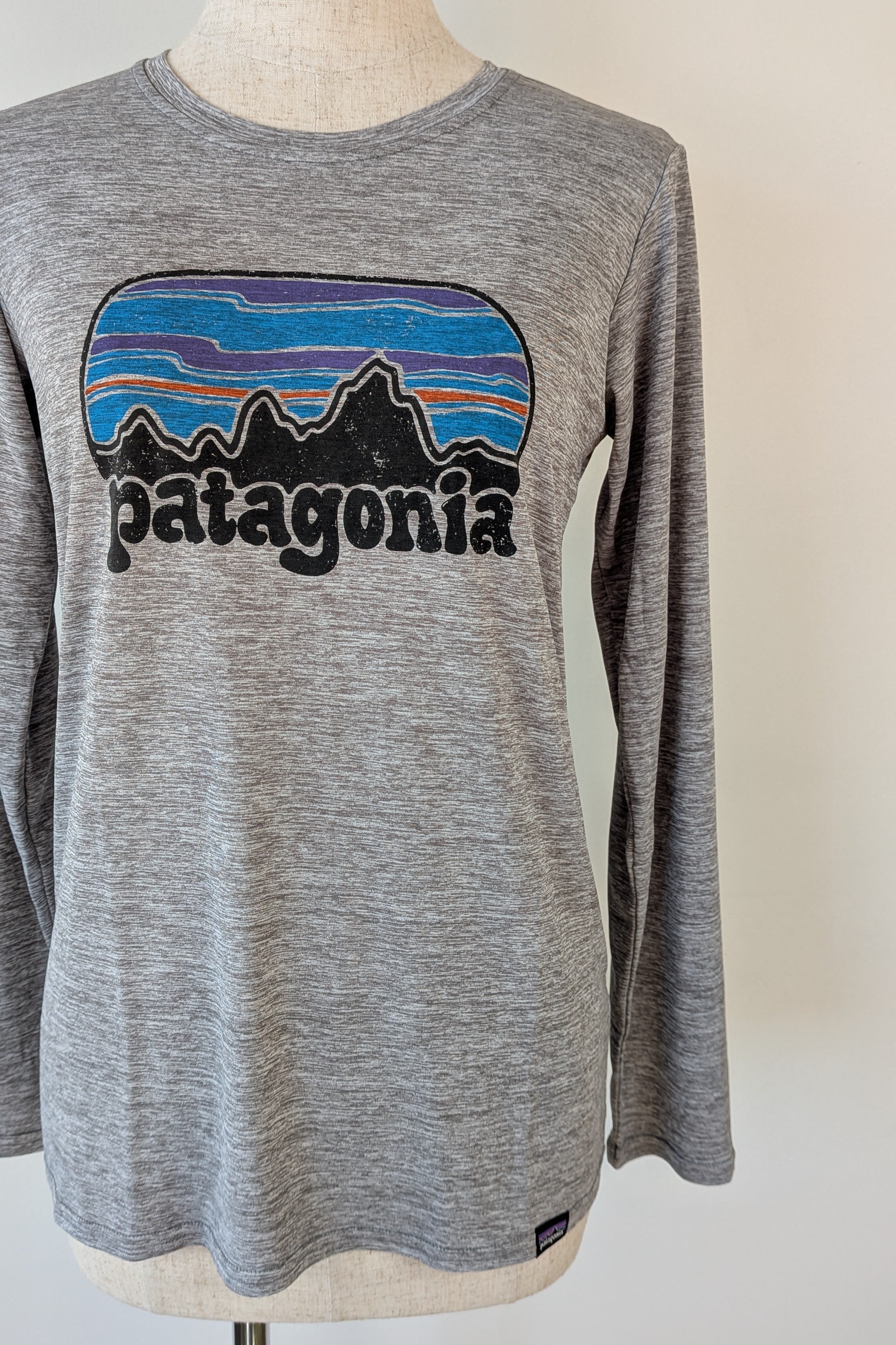 Patagonia Long Sleeved Capilene Cool Daily Graphic Shirt in Feather Grey Shirt Size XS Brand New With Tags RRP $79.95