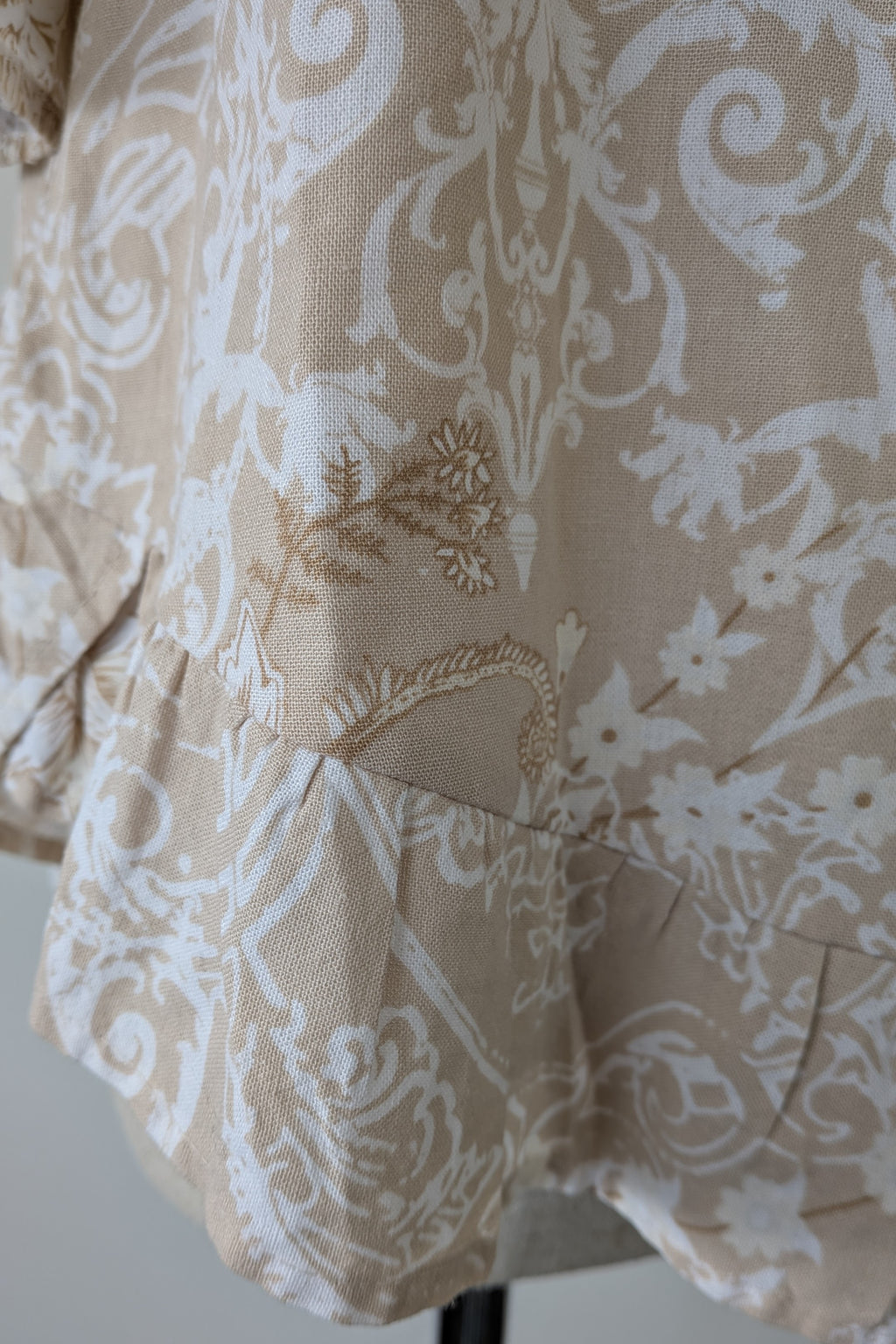 W Lane Linen Blend Beige & White Paisley Print Top Size 10