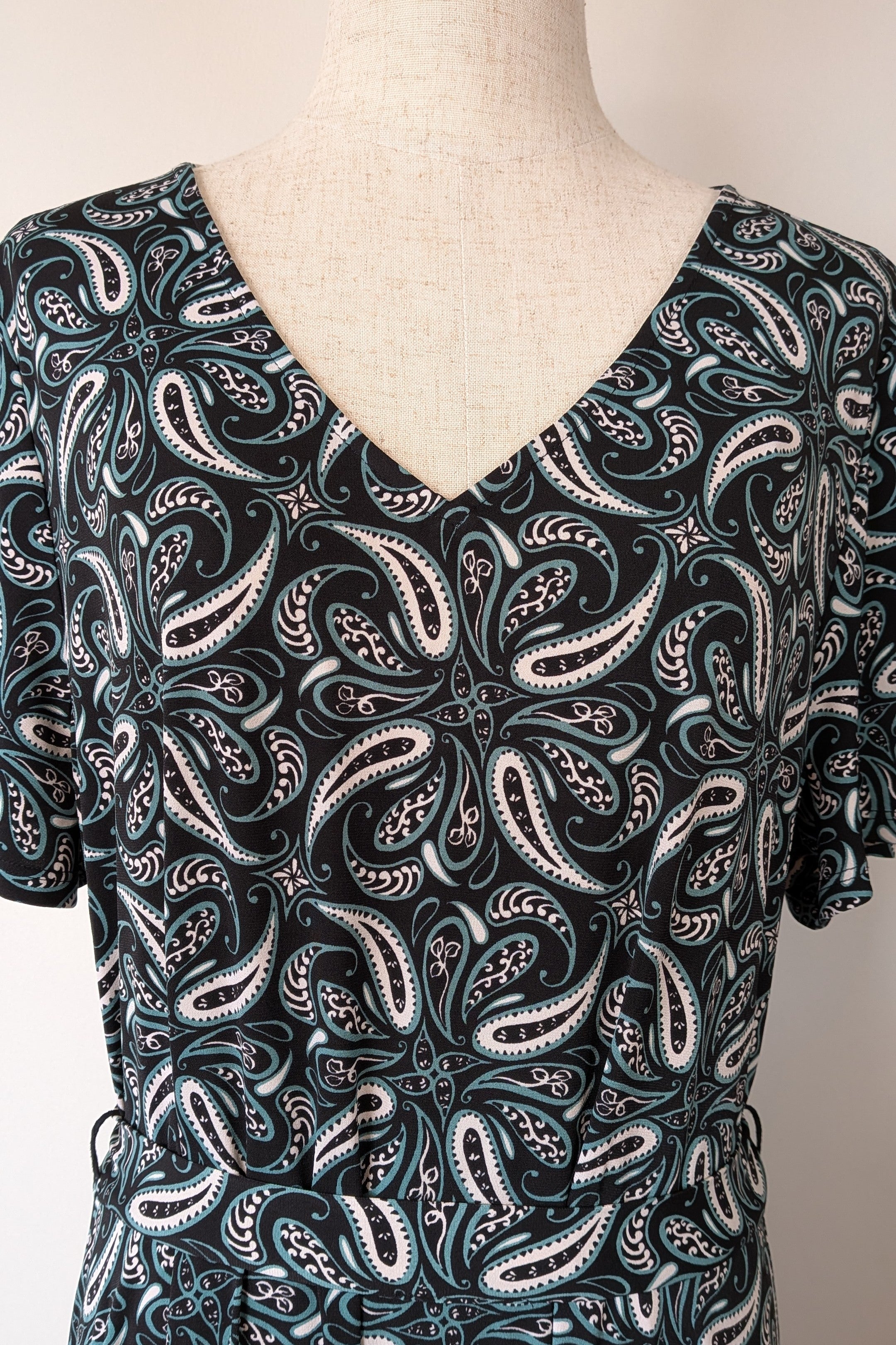 Jacqui E Megan Border Green Paisley Dress Size L Brand New With Tags RRP $159.95