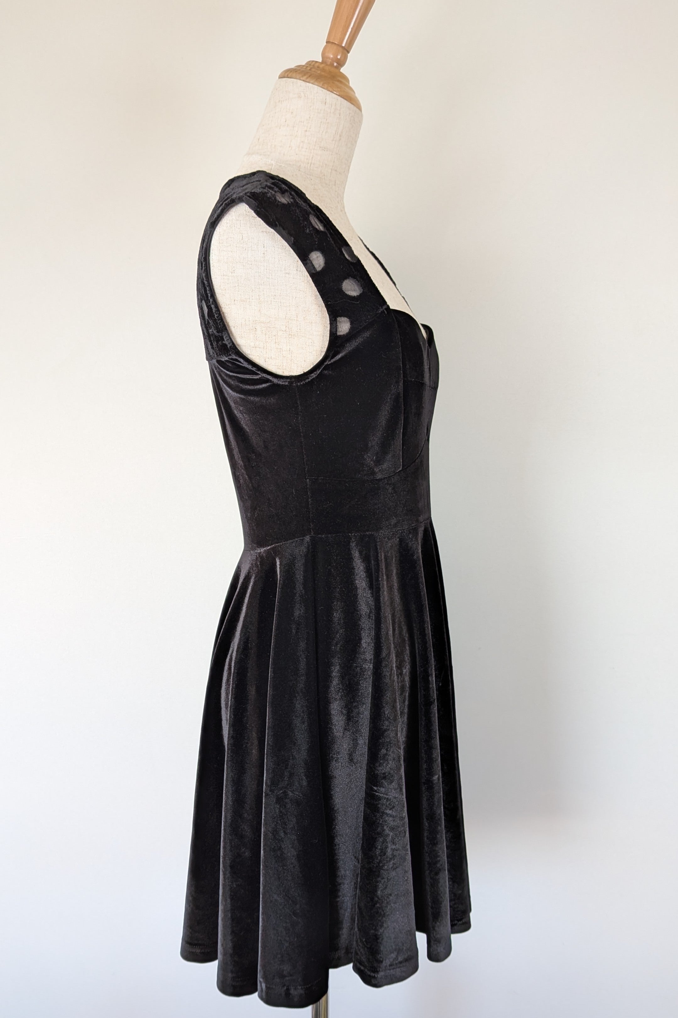 Quirky Circus Black Velvet Sweetheart Skater Dress Size 10