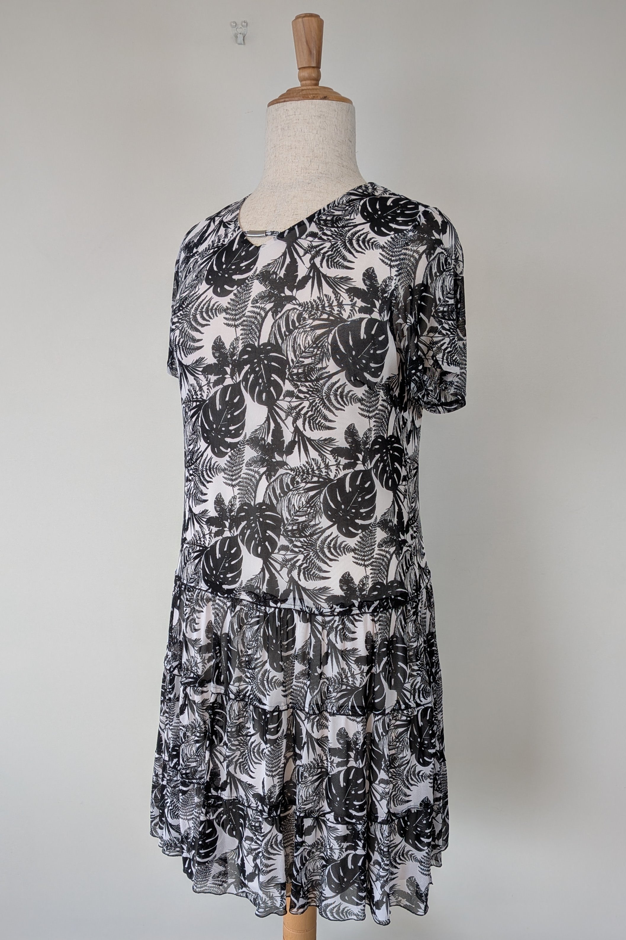 Noni B Tropical Leaf Monochrome Tiered Dress Size 1XL Brand New With Tags RRP $149.95