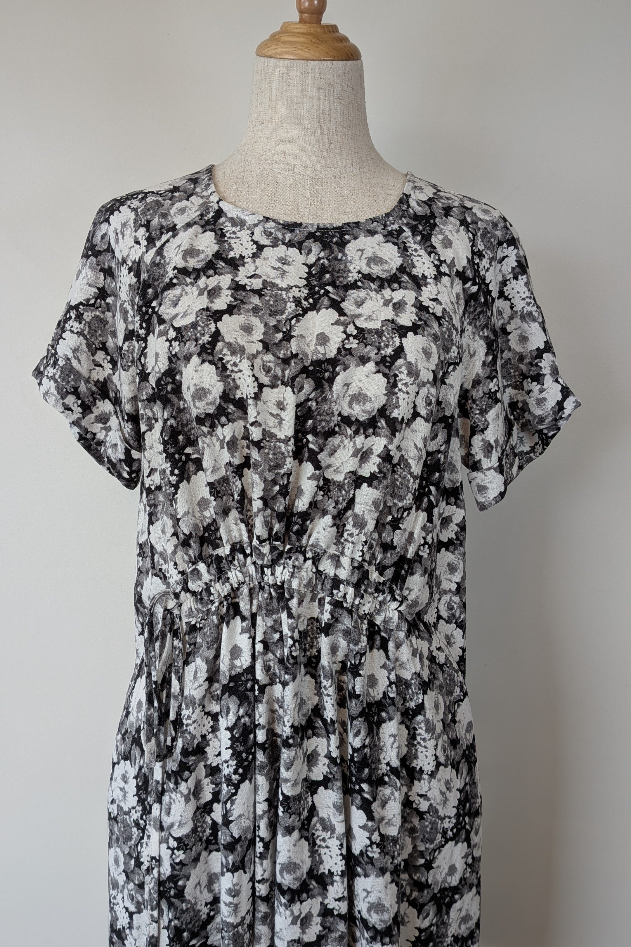 Veducci Linen Blend Floral Monochrome Dress Size 10