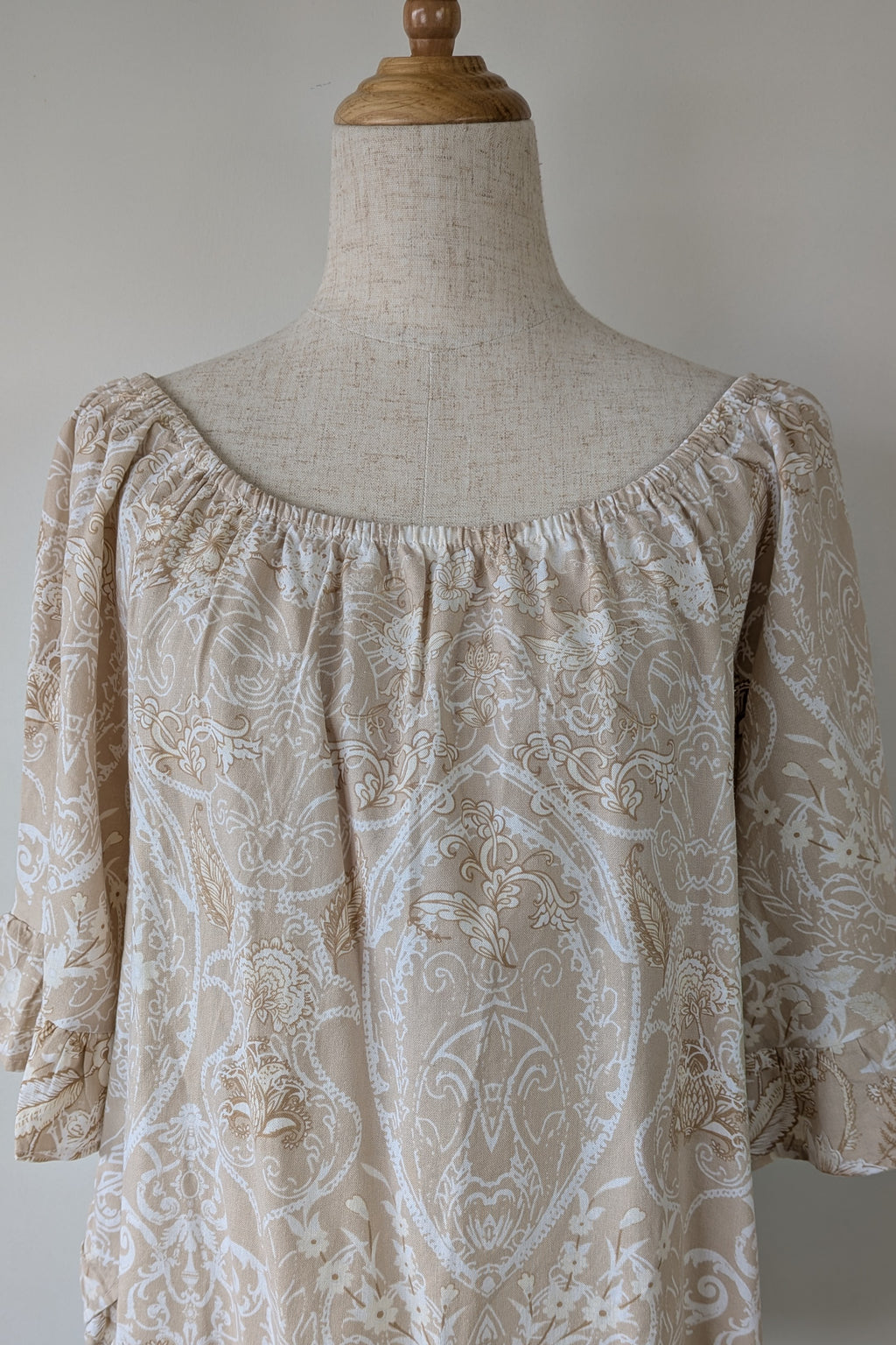 W Lane Linen Blend Beige & White Paisley Print Top Size 10