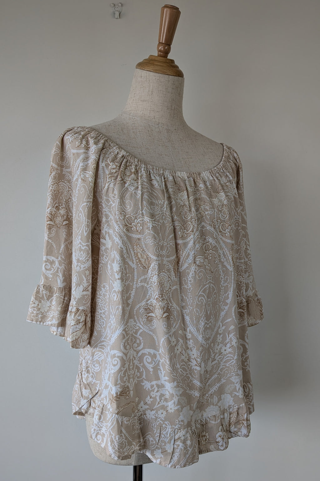 W Lane Linen Blend Beige & White Paisley Print Top Size 10
