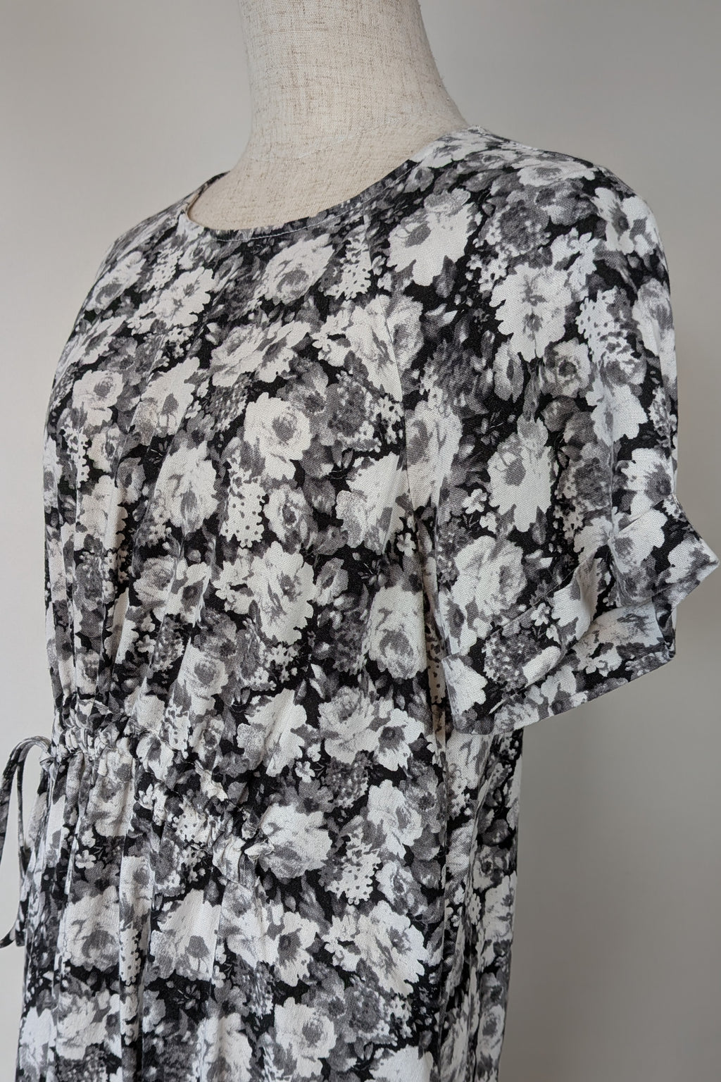 Veducci Linen Blend Floral Monochrome Dress Size 10