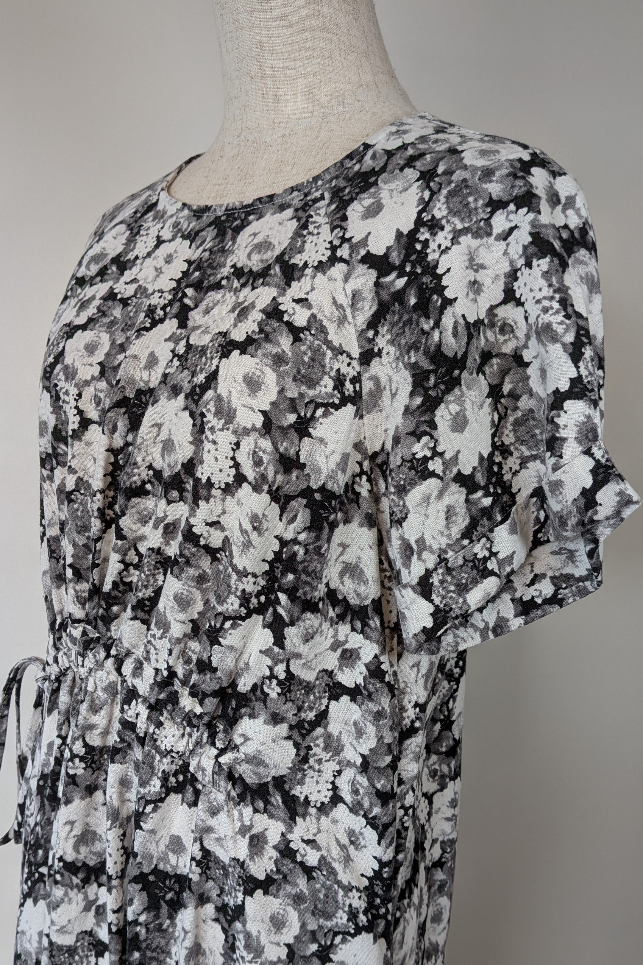 Veducci Linen Blend Floral Monochrome Dress Size 10