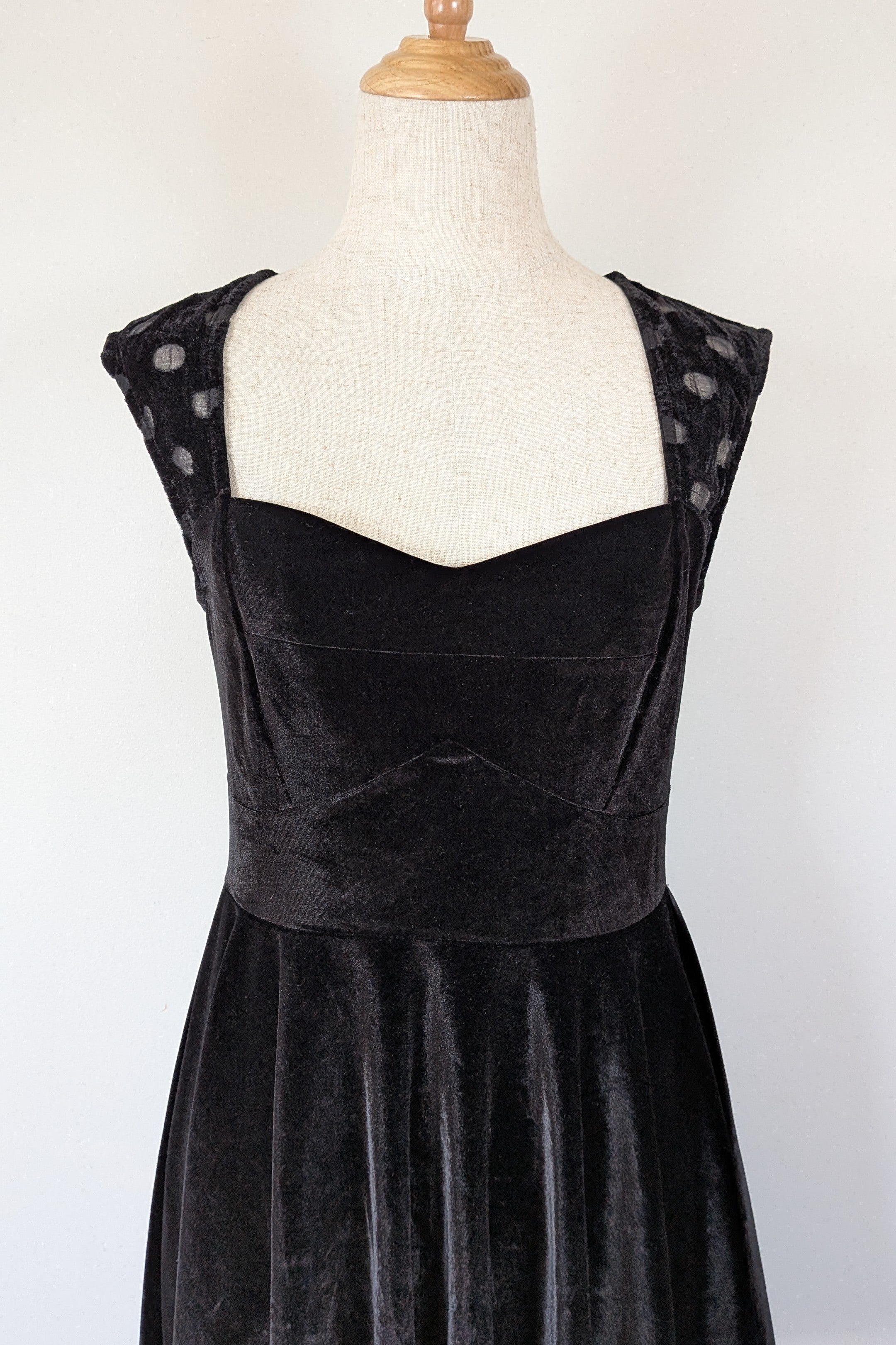 Quirky Circus Black Velvet Sweetheart Skater Dress Size 10
