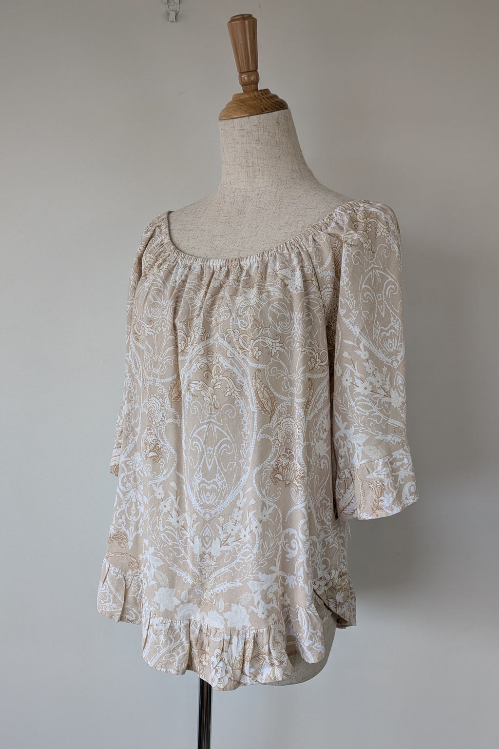 W Lane Linen Blend Beige & White Paisley Print Top Size 10