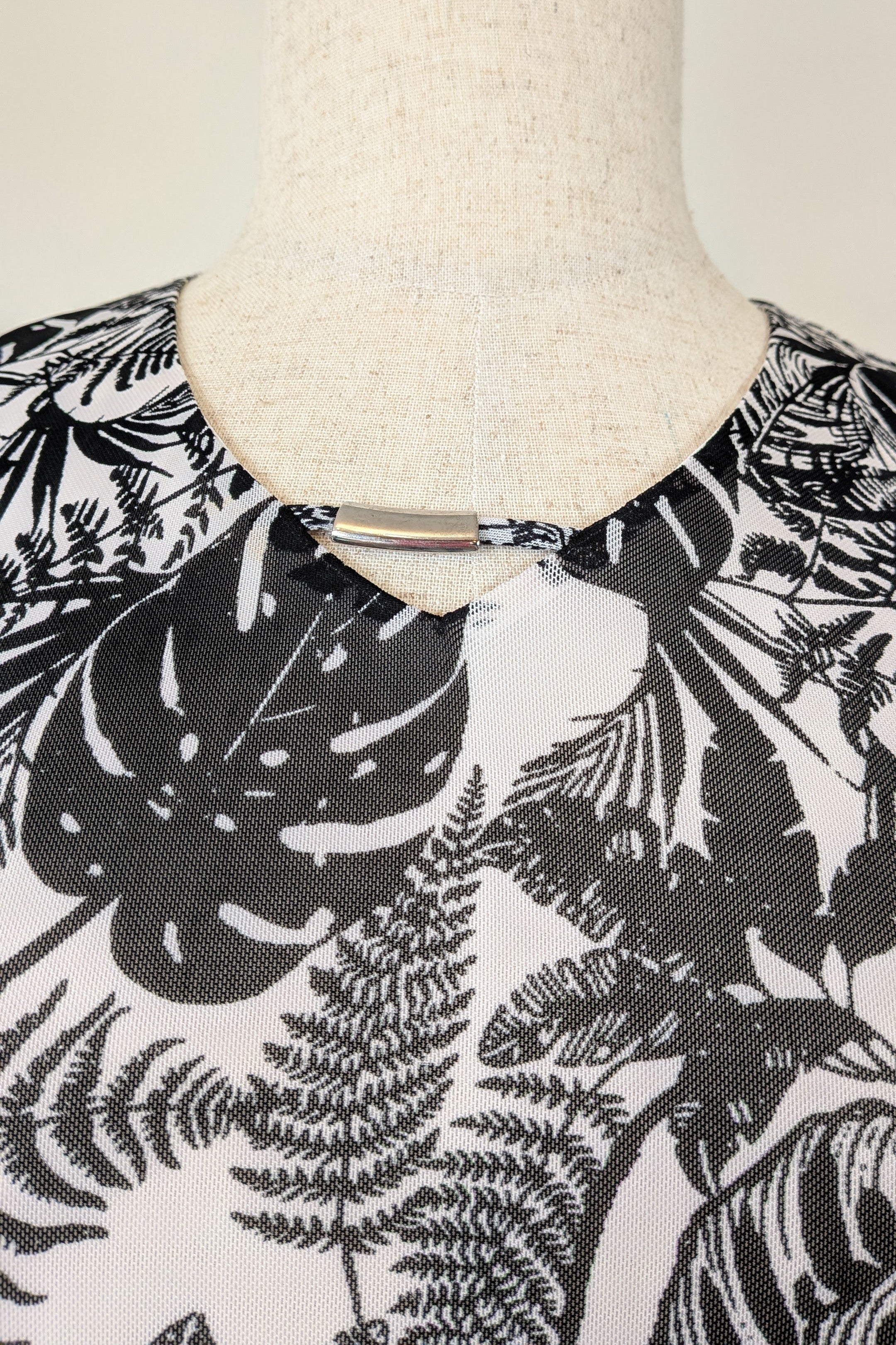 Noni B Tropical Leaf Monochrome Tiered Dress Size 1XL Brand New With Tags RRP $149.95