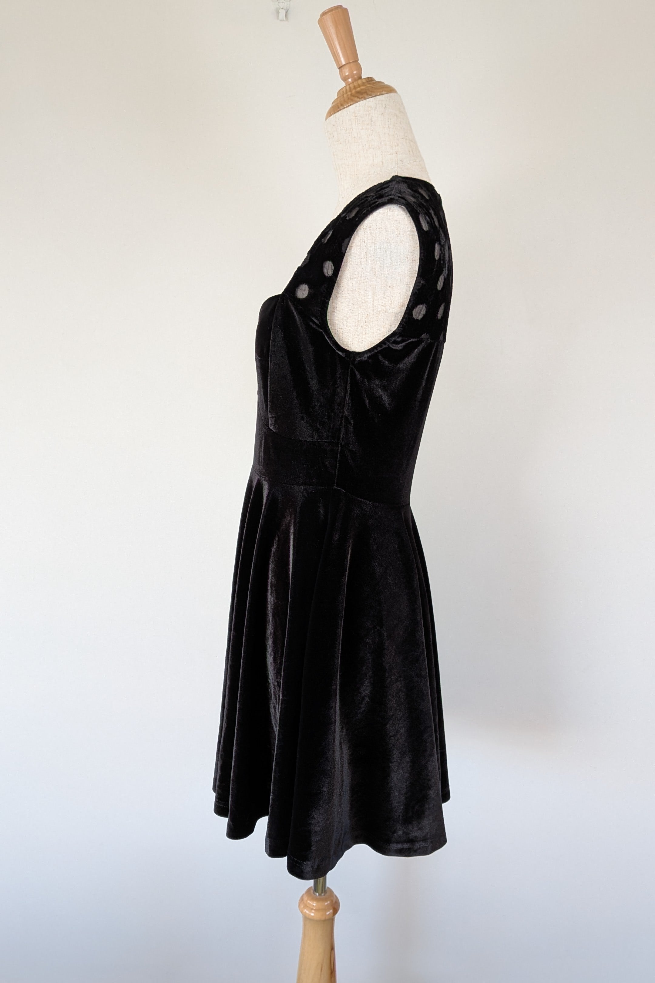 Quirky Circus Black Velvet Sweetheart Skater Dress Size 10