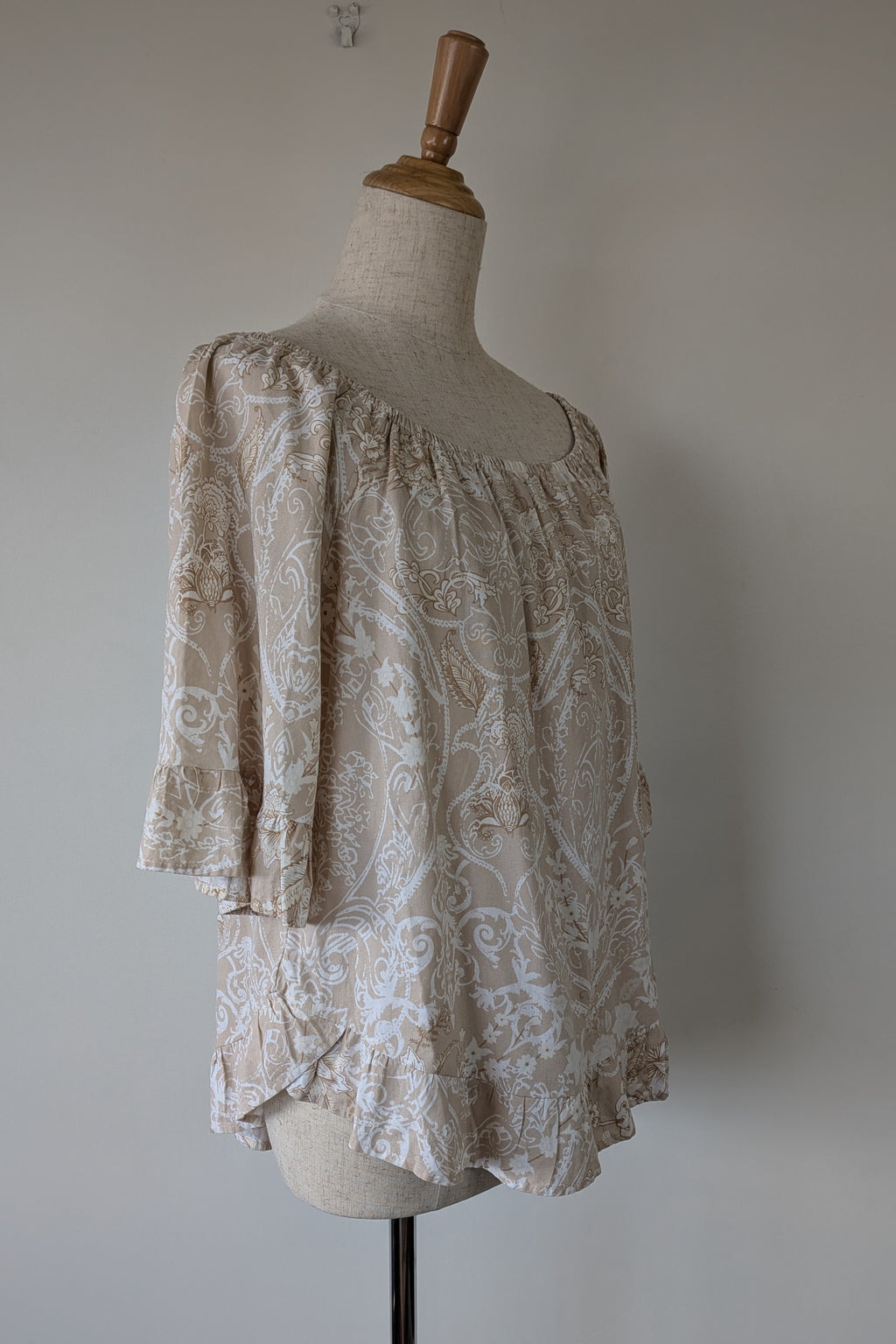 W Lane Linen Blend Beige & White Paisley Print Top Size 10