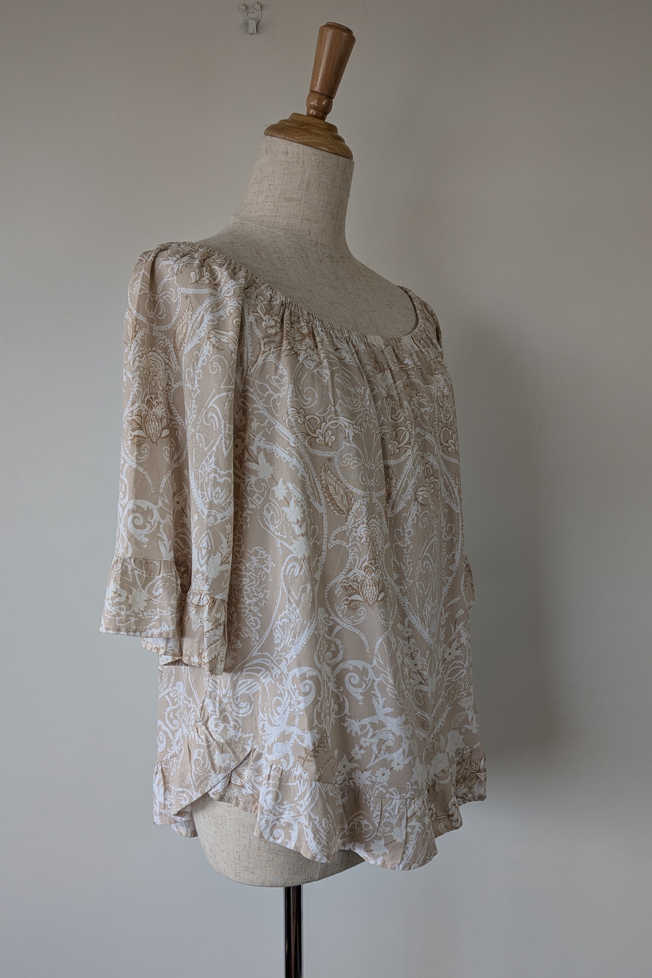 W Lane Linen Blend Beige & White Paisley Print Top Size 10